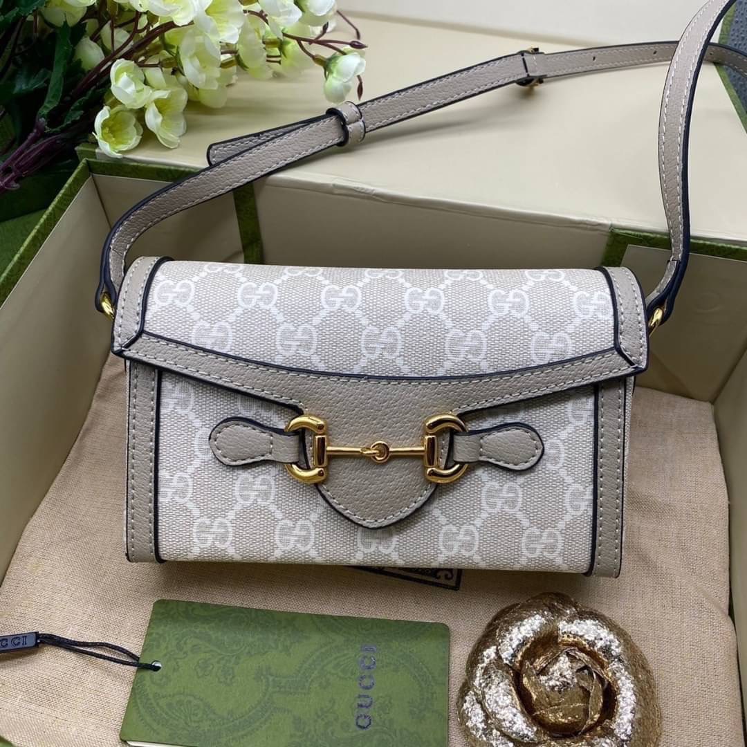 GUCCI HORSEBIT 1955 MINI BAG กระเป๋าสะพาย กระเป๋าใส่โทรศัพท์ ดีไซต์สัญลักษณ์วงแหวนตามแบบฉบับ GG มาพร้อมกล่องแบรนด์และสายสะพายยาวที่สามารถปรับระดับได้ พร้อมส่งให้สะพาย สวยๆ กันแล้ววันนี้ ใบนี้ must have..ค่ะ.!!