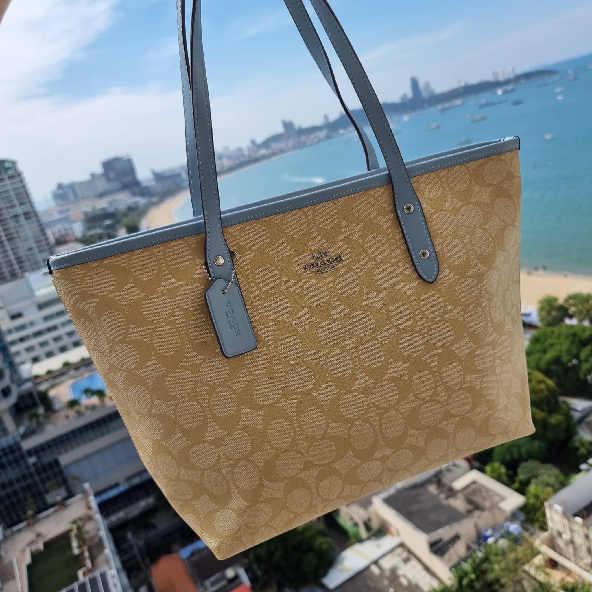 OUTLET 】COACH F58292 CITY ZIP TOTE IN SIGNATURE 16" รุ่นขายดี!! ไซส์ใหญ่ สีสวยมาให้แบบจัดเต็ม!! กระเป๋าถือทรงโท้ทใบใหญ่ สวยน่าใช้ทุกสี สะพายคล้องไหล่ได้เก๋ๆ จุของแน่นๆไปเลยจ้า!! วัสดุหนังแคนวาสคุณภาพ ปากกระเป๋าเปิด-ปิดด้วยซิป กันของหล่นได้ ถือไปไหนก็
