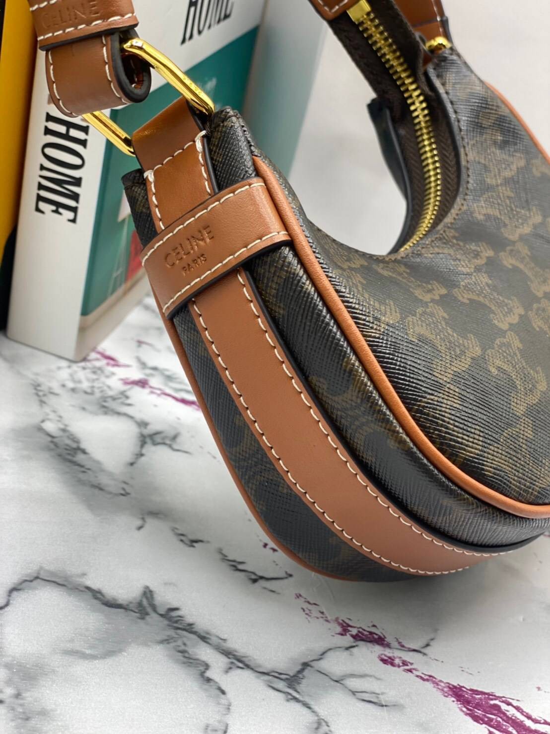 VIP 】หนังแท้ CELINE MINI AVA IN TRIOMPHE CANVAS AND CALFSKIN TAN กระเป๋าถือ/คล้องไหล่ ขนาดมินิน่ารัก สาวๆสายคิ้วตี้ไม่ควรพลาดเลยค่าา น่ารักมากกๆๆ แต่ยังคงเรียบหรูและคลาสสิก ทั้งลายที่แสนโดดเด่น และสายแบบเข็มขัดก็เข้ากันได้ดีสุด ๆ ไม่มีโลโก้ใด ๆ ประทับอยู่