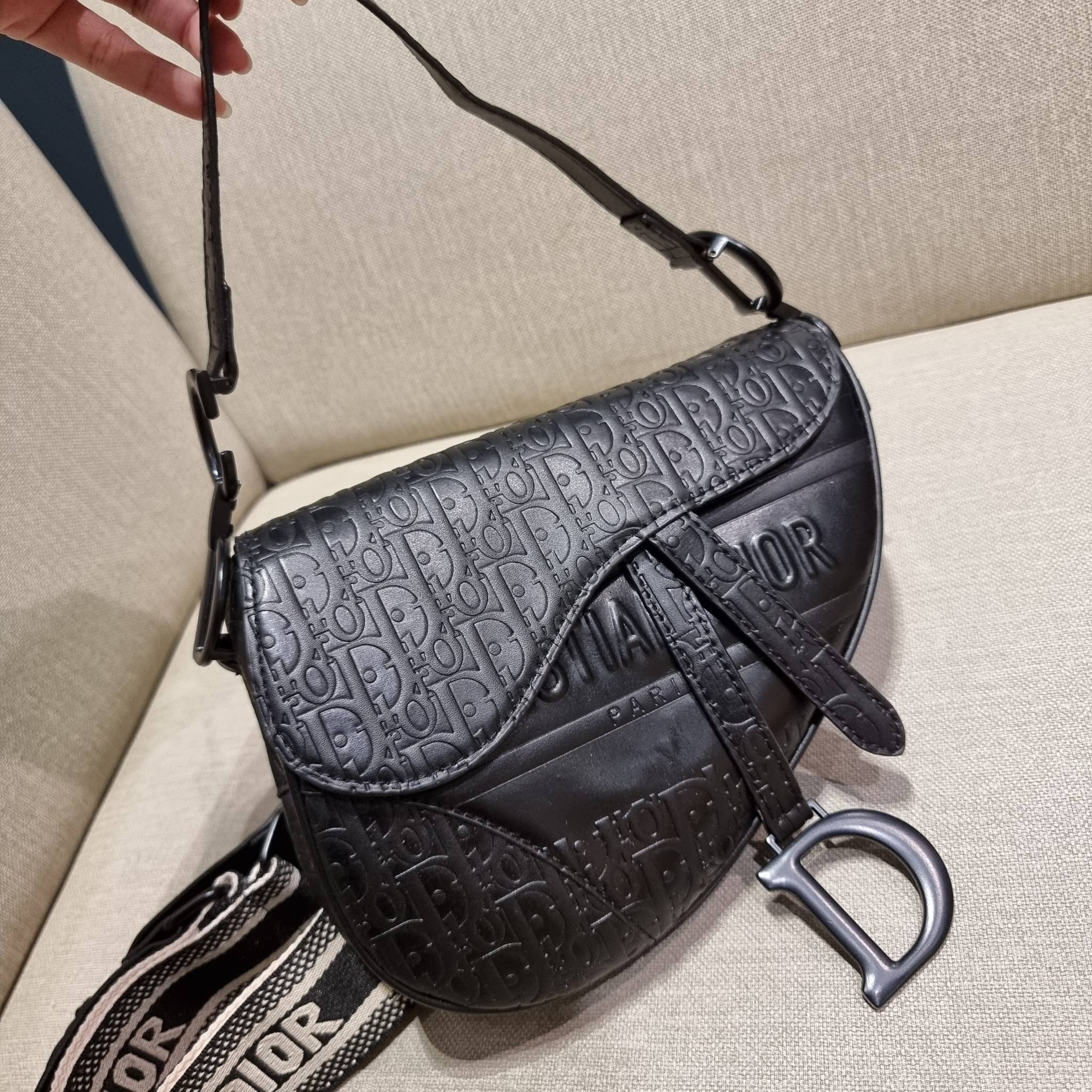 VIP CD OBLIQUE SADDLE BAG / DIOR SADDLE กระเป๋าสะพายข้าง ทรงสวยไม่ซ้ำใคร กิมมิคในตัว ดูแพง ไซส์ใหญ่ ดีไซน์ย้อนยุค เป็นเอกลักษณ์สวยทุกแบบ เปิด-ปิดด้วยกระดุมแม่เหล็กซ่อน ใช้งานง่ายมากๆ ภายในเป็นช่องโล่ง มีช่องซิป ใบสีดำเป็นหนังแท้ ใบลายเป็นผ้าแคนวาส ดูดี ดู