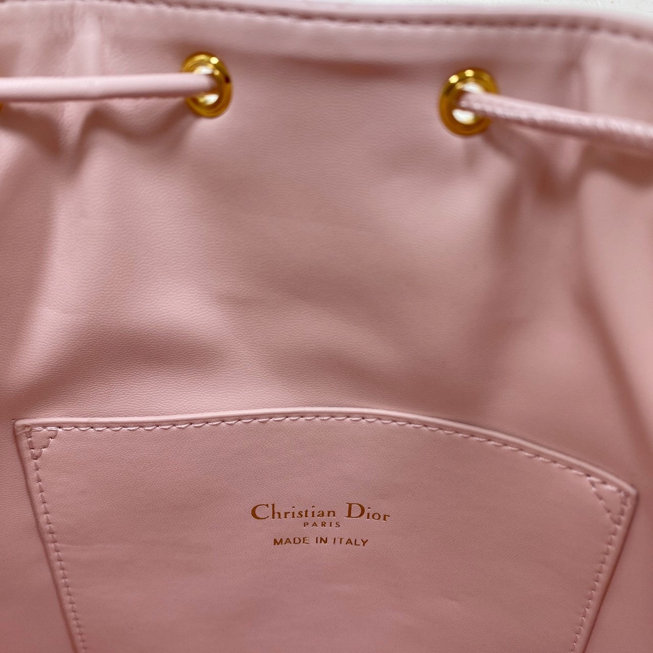 ORI หนังแท้ | Small Dior Caro bucket bag กระเป๋าทรงบักเก็ต รุ่นใหม่ประจำ Fall 2025 โดดเด่นด้วยดีไซน์ที่ทันสมัยและสง่างาม ได้รับการรังสรรค์ขึ้นจากหนังแกะสีดำเดินด้ายลาย Macrocannage พร้อมกับช่องเก็บของขนาดใหญ่แบบเชือกรูดปิด