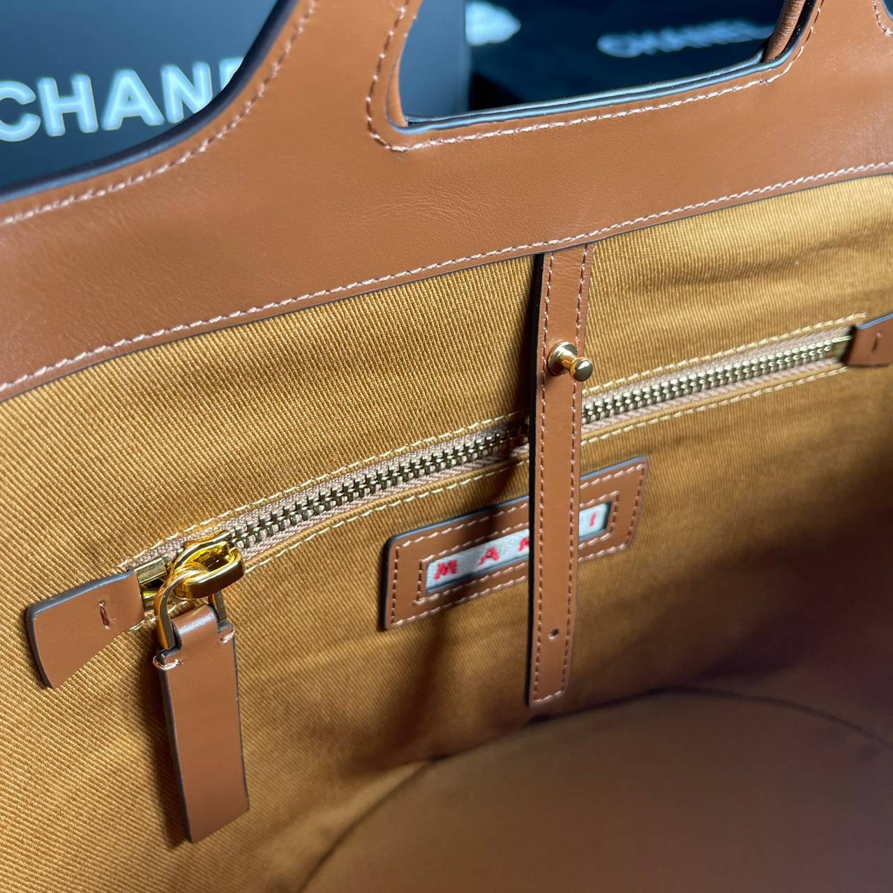 หนังแท้ MARNI TROPICALIA BUCKLE BAG / MARNI BUCKET SUMMER กระเป๋าทรงบัคเก็ต เป็นรุ่นที่หายากเย็นเหลือเกิน ใช้งานง่ายขนาดใหญ่จุของได้เยอะ พร้อมสายสะพายยาว ราคาดีมาก ทำจากหนังแท้เกรดออริจินอล เนื้องานละเอียดปราณีต ภาพสินค้าถ่ายจากงานขายจริง ใช้งานต่างประเทศ