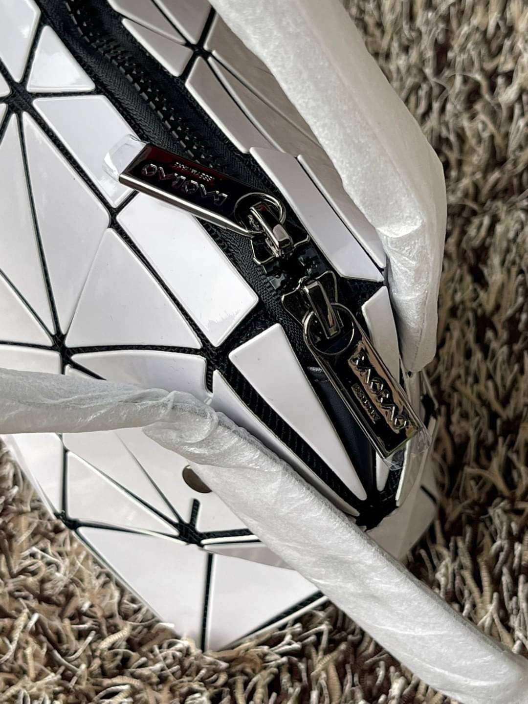 BaoBao Issey Miyake Small Boston Bag กระเป๋าบอสตันที่มีดีไซน์สปอร์ต มีช่องซิปที่ทำให้หยิบสิ่งของออกมาได้ง่ายแล้ว แบบกว้างที่ด้านล่างของกระเป๋ายังให้ความจุที่ยอดเยี่ยม