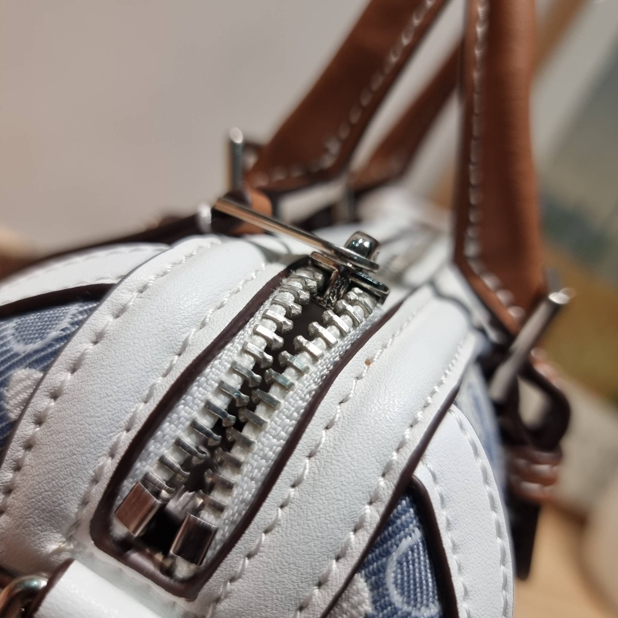 TORY BURCH Petite T Monogram Denim Barrel Bag / TORY BURCH MINI T MONOGRAM DENIM TOTE คอลเลคชั่นใหม่รับซัมเมอร์นี้ กับกระเป๋าสะพายทรงโท้ท ไซส์มินิ ดีไซน์โทนสีฟ้า สวยคม