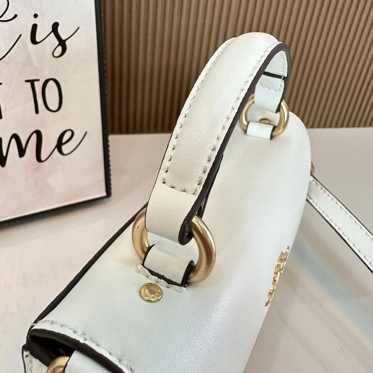 Coach Mini Josie Top Handle Crossbody In Blocked Signature Canvas (cc340) ใหม่ล่าสุด กระเป๋าสะพายหรือถือใบเล็กกระทัดรัด วัสดุหนังตัดขอบหนังแท้ ภายในช่องโล่งกว้างสามารถใส่โทรศัพท์ iPhonePro max ได้ มีช่องใส่บัตรเครดิต 2 ช่อง เปิดปิดด้วนกระดุมแป๊ก ซับในผ้า 