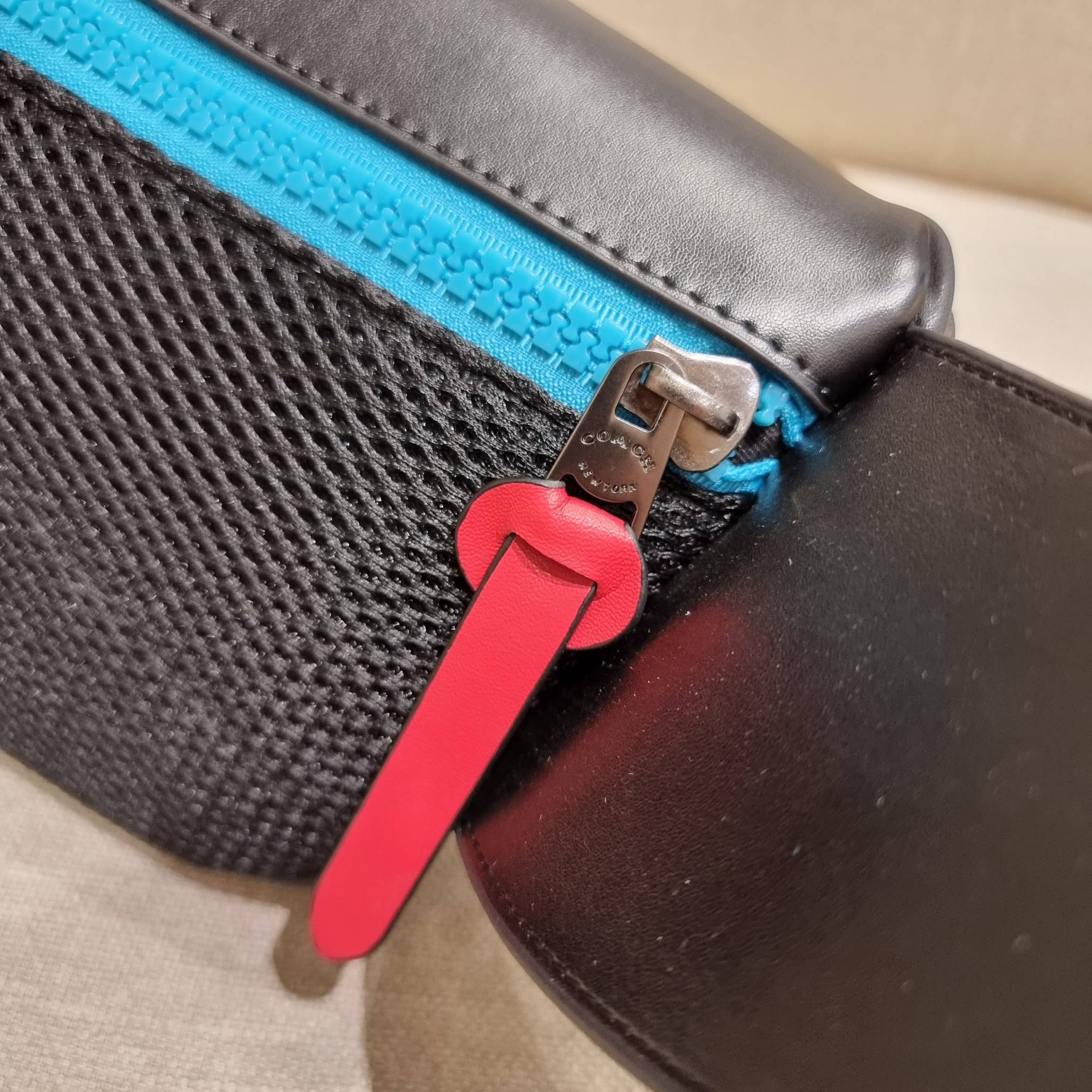 COACH F72931 TERRAIN BELT BAG IN SIGNATURE CANVAS กระเป๋าคาดอก ดีไซน์สุดเท่ มองยังไงก็ไม่มีเบื่อ ด้วยรูปลักษณ์ และความคลาสสิค ผสานกันอย่างลงตัว วัสดุหนังแคนวาสสลับหนังแท้ มีช่องซิปแบ่งเป็นสัดส่วน ด้านหลังบุนวมและมีช่องซิปไปอีก!! ภายในโล่งกว้าง ใส่กระเป๋าส