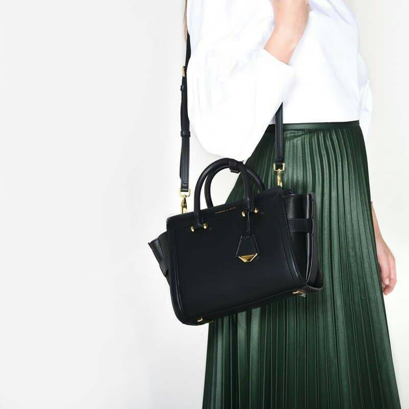 CHARLES & KEITH TRAPEZE BAG Best sellwr ! กระเป๋าถือหรือสะพายรุ่นยอดนิยมดีไซน์สวยหรูวัสดุหนัง คาเวียร์อยู่ทรง ด้านข้างเเต่งหนังช่องตัดดูมีดีเทล ด้านหน้าสกรีนโลโก้ ด้านหลังมีช่องซิป เปิดปิดด้วยซิปหัวซิป ปัํ๊มโลโก้ หูจับเเข็งแรง พับลงได้ พร้อมสายสะพายหนังปร