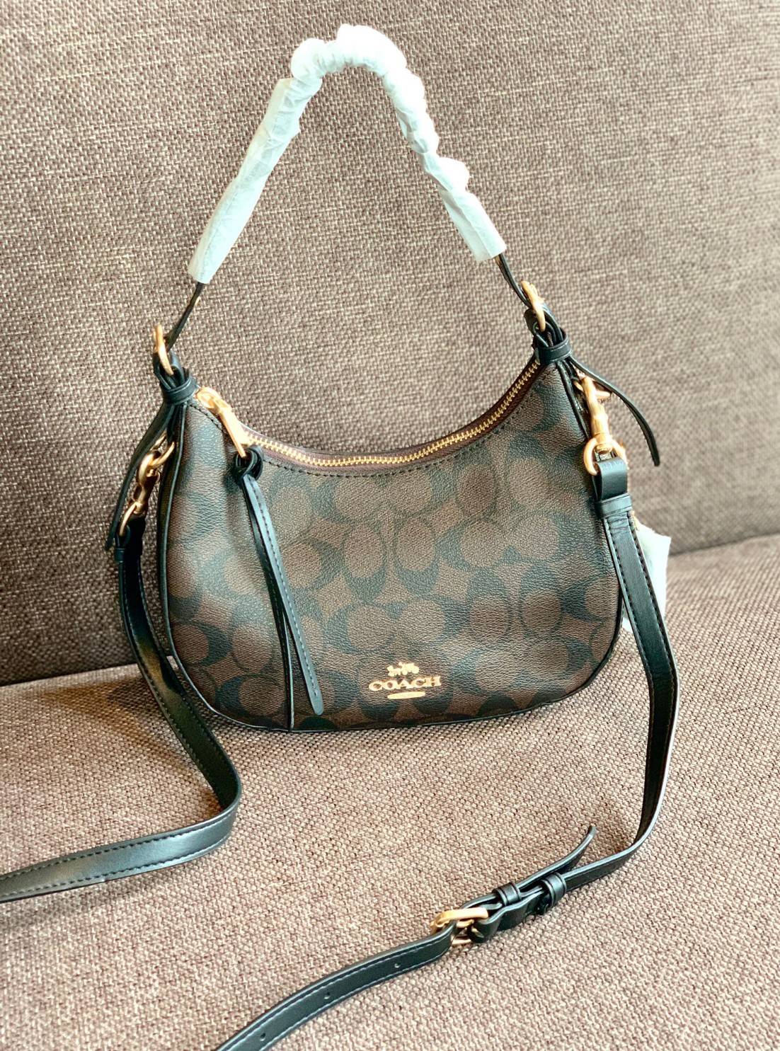 COACH KLEO HOBO BAG ((C7257//C6809//C6807)) พร้อมส่ง คุณภาพเกินเบอร์เลยจ้าา จำนวนจำกัด! กระเป๋าคล้องไหล่หรือสะพายข้างได้ Hobo รุ่นใหม่ล่าสุด ดีไซด์รูปทรงให้ดูเรียลขึ้น หนังแท้นิ่มสวย เปิดปิดกระเป๋าแบบซิปมีหนังห้อยลงมา ภายในกระเป๋าสามารถใส่กระเป๋าเงินใบยาว