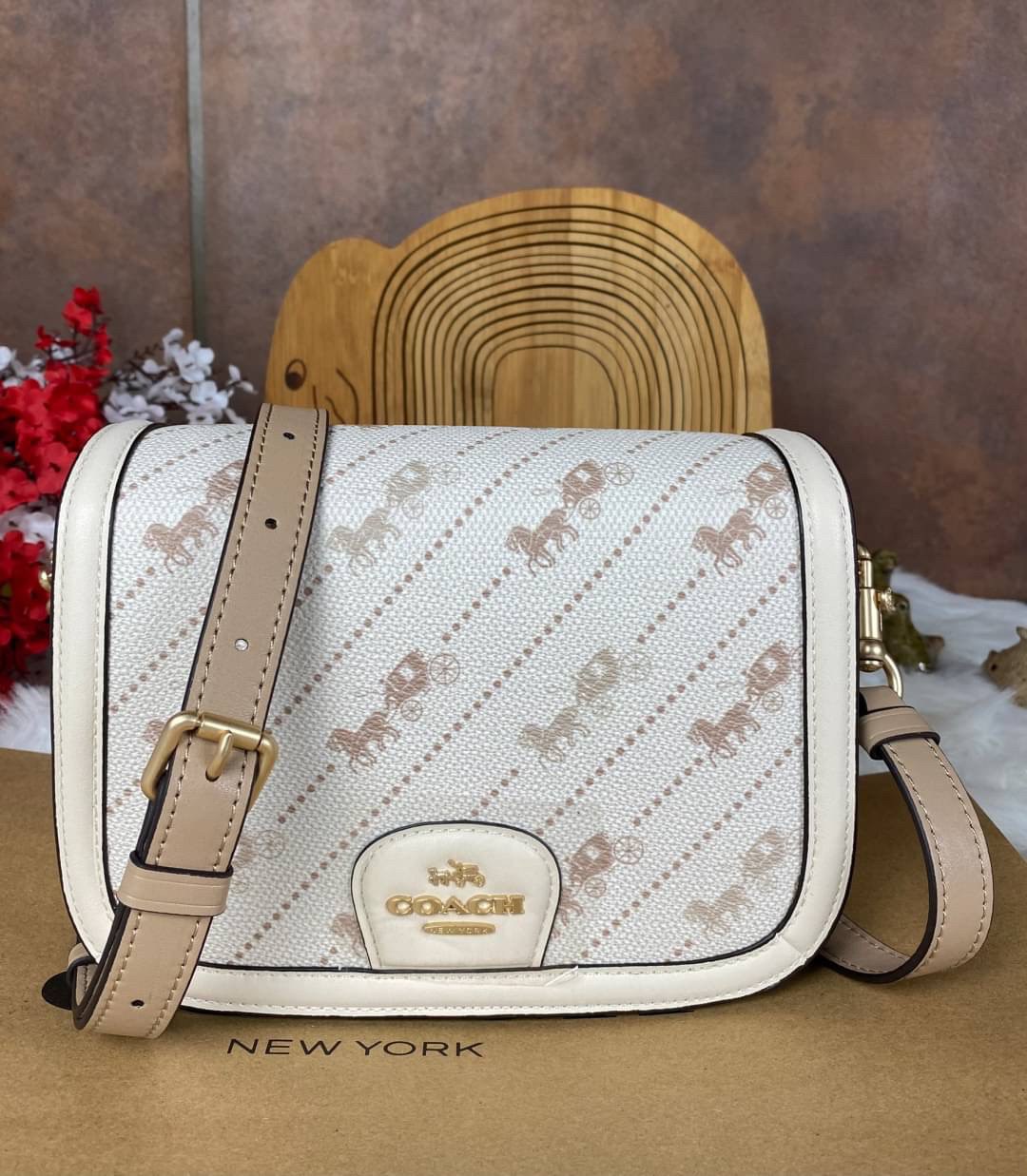 OUTLET 】COACH SADDLE BAG WITH HORSE AND CARRIAGE DOT PRINT (COACH C4059) กระเป๋าสะพายข้าง ลายม้าและรถลาก item ใหม่ที่สาวๆต้องมีนาทีนี้ห้ามพลาด รูปทรงโค้งมน วัสดุ พีวีซี ผ้าใบเคลือบพิมพ์ลายเป็นหนังเรียบ ทนทานและกันคราบสกปรกทั้งสี่ด้านเป็นหนังคุ้มสุดๆ ภายใน