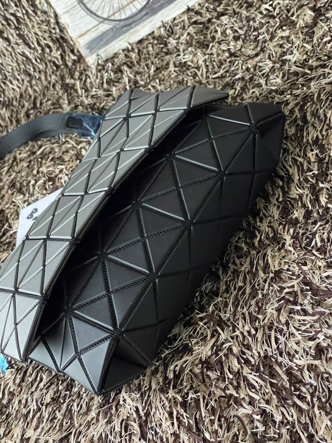 Baobao Issey Miyake Prism Kangaroo crossbody bag กระเป๋าสะพาย Crossbody รูปทรงสี่เหลี่ยมผืนผ้า ไซส์กำลังพอดี เห็นแบบนี้บอกเลยว่าใส่ของสำคัญได้แบบครบถ้วน ไม่ว่าจะเป็นโทรศัพท์ กระเป๋าตังค์ หรือพาวเวอร์แบงค์ จัดเป็นอีกหนึ่งรุ่นที่น่ารัก สายสะพายปรับได้ตามควา