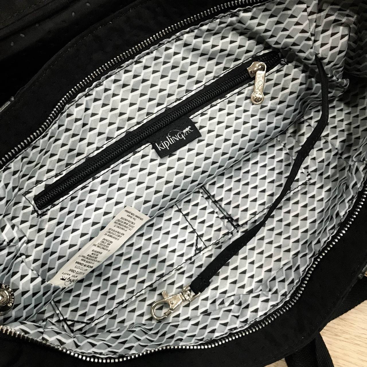 KIPLING SHOPPER BAG รุ่น Limited Rare items! สุดๆ วัสดุ Cotton+Polyester 100% ดีไซน์คลาสสิกมีลูกเล่นที่เทคเจอร์ตัวกระเป๋าสวยเป็นเอกลักษณ์เฉพาะของ Kipling หูหิ้วสะพายไหล่ได้ มือจับหูหิ้วเป็นหนังปั้มโลโก้ พวงกุญเเจลิงถอดเเยกใช้ได้ เปิดปิดด้วยซิป หัวซิปปั้มเ