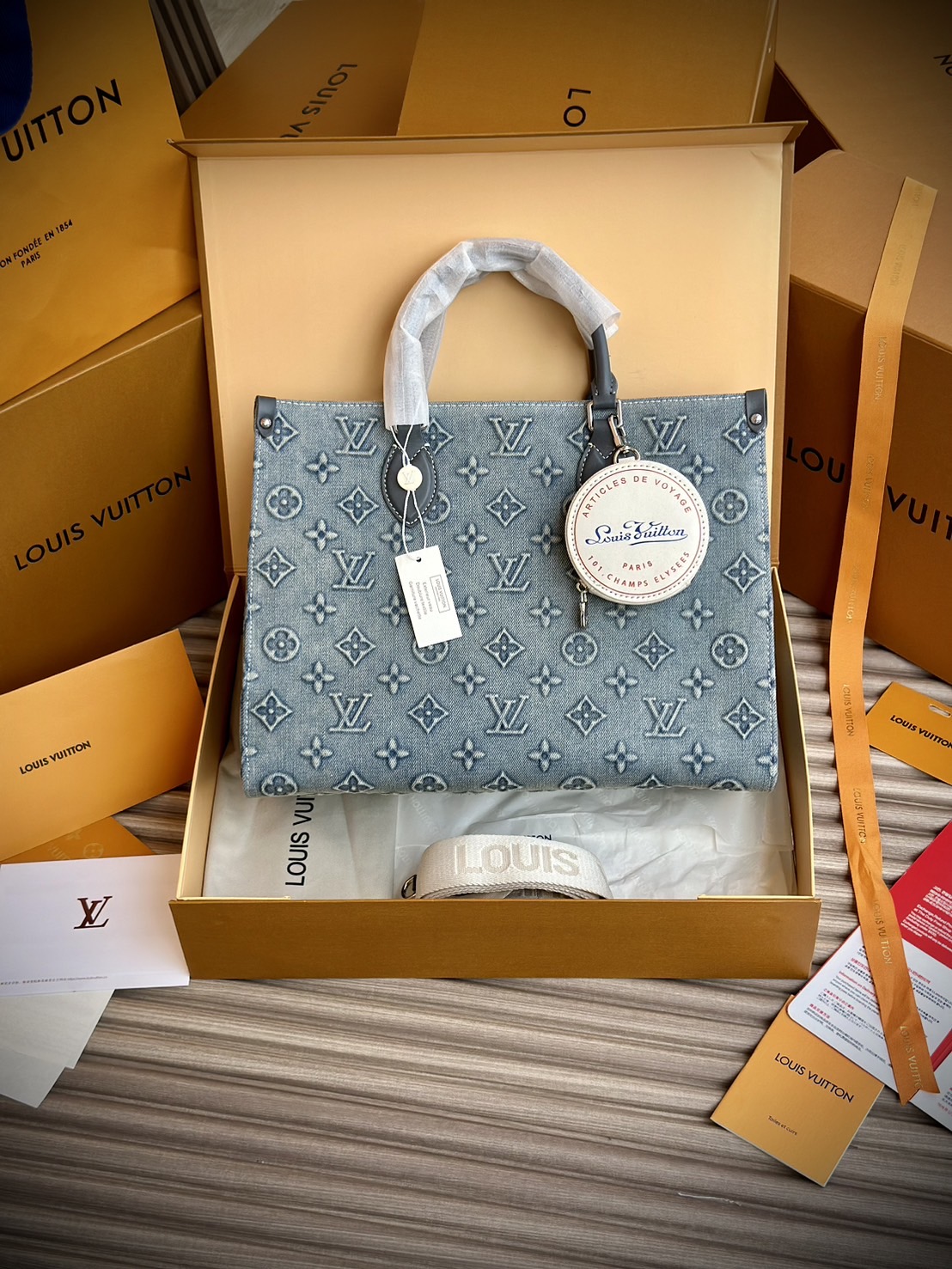 LV Onthego Denim Vintage Tote Bag กระเป๋าทรงโท้ทเดนิมสไตล์วินเทจ รุ่นใหม่ปั้มลายโมโนแกรมบนเดนิมสุดไอคอนิก ที่ใครเห็นต้องเป็นคลั่งรัก ผู้ดี หรูหราได้ทุกลุค ทุกสไตล์