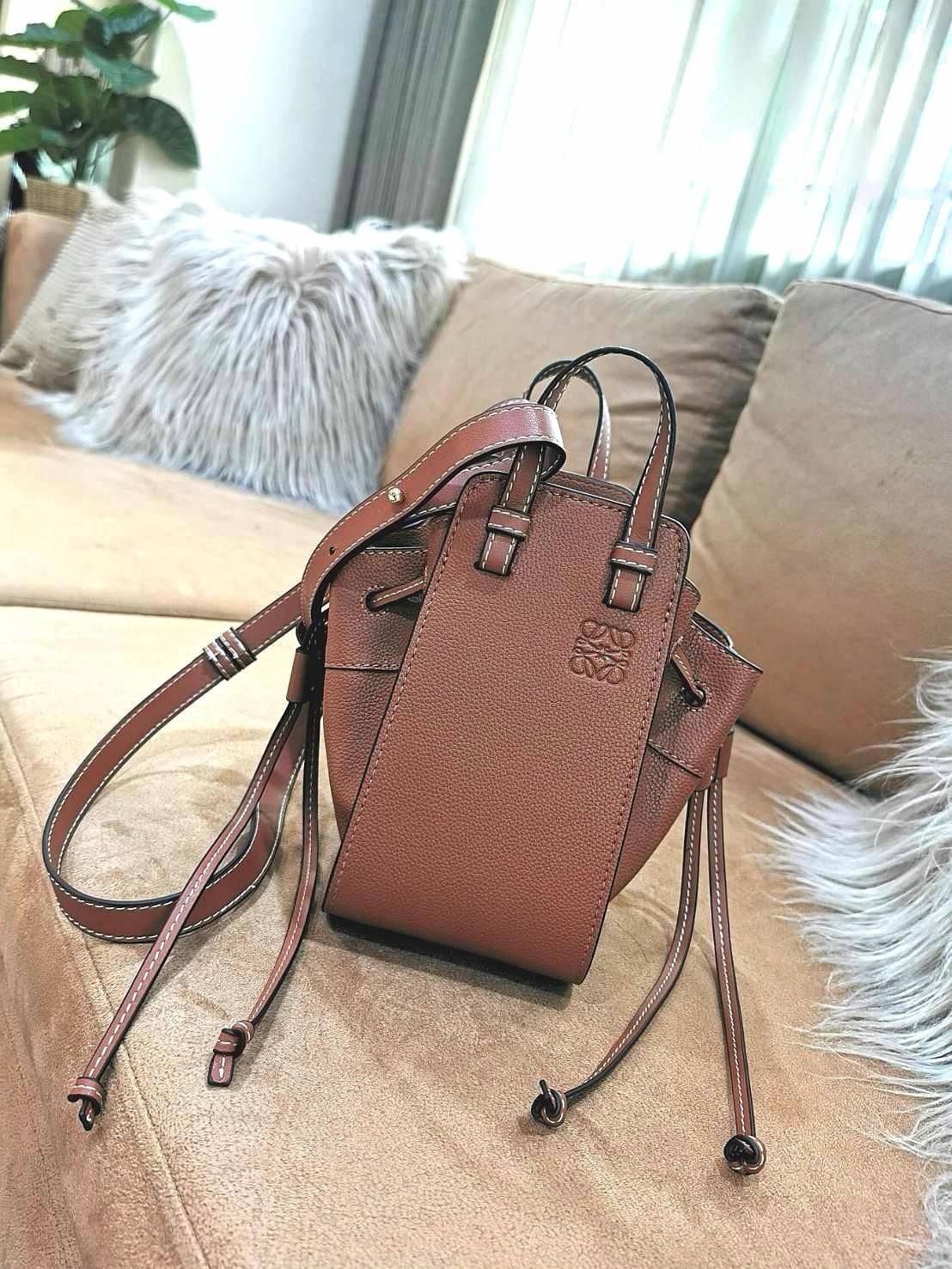 LOEWE HANDLE & SHOULDER BAG GIFT WITH PURCHASE (GWP) กระเป๋าถือหรือสะพายหนังแท้พรีเมี่ยมกิ๊ฟ Limited จาก LOEWE PERFUME DUTYFREE รุ่น Rare items สุดๆวัสดุหนังแท้ Calfskin หนังสวยดีไซน์คงเอกลักษณ์แบรนด์ สามารถปรับใช้ได้หลายทรงด้านข้างมีหูรูดปรับขยายทรงได้ภา