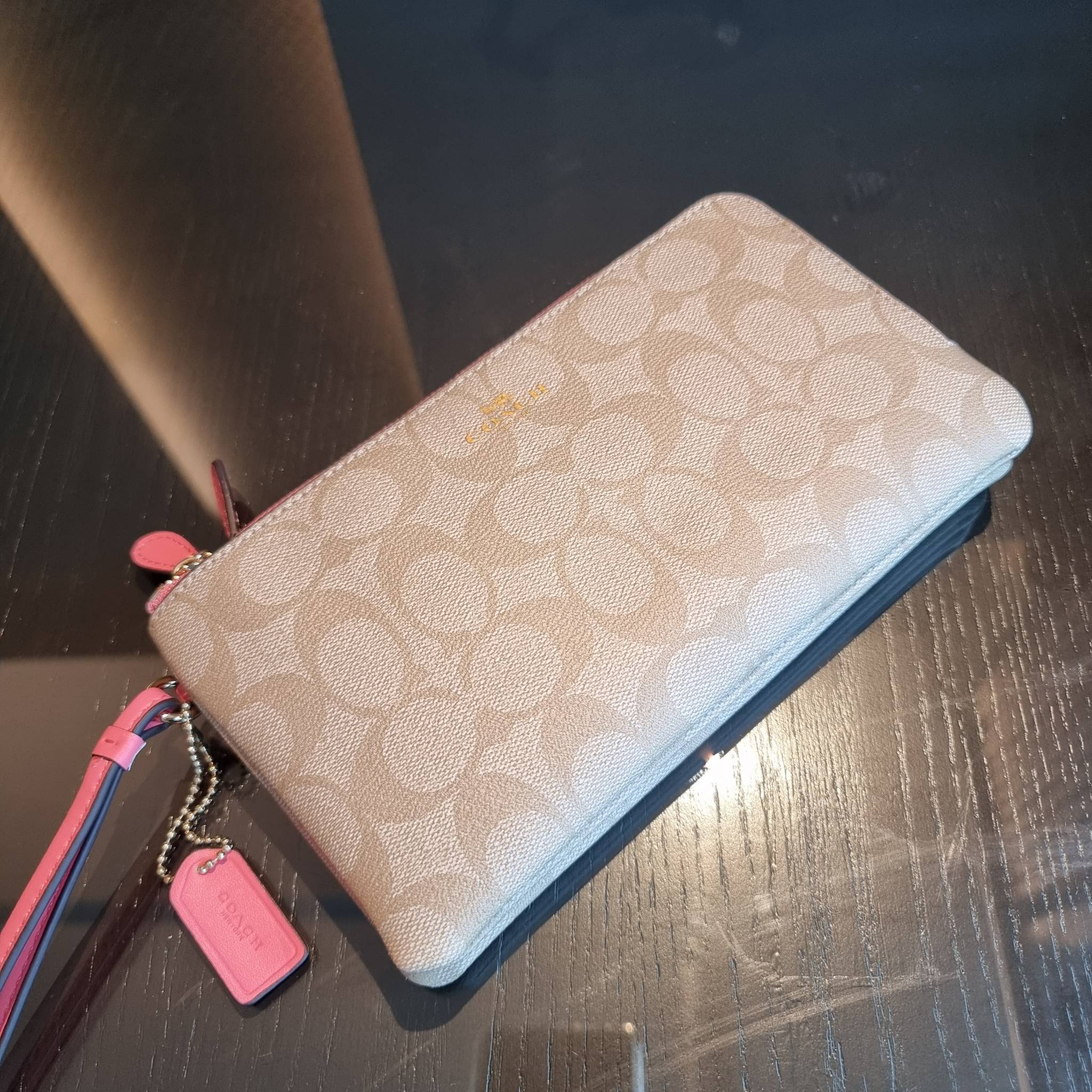 COACH F54057 DOUBLE ZIP WALLET IN SIGNATURE กระเป๋าคล้องมือ size L ใบนี้ใส่มือถือได้ทุกรุ่น ขนาดกำลังดี พกพาสะดวกมากๆ วัสดุหนังสังเคราะห์ ภายในเป็นผ้าสีสวยคม ใส่ธนบัตร ใส่บัตรได้เยอะ ใส่มือถือได้สบายๆทุกรุ่น ตอบโจทย์สาวๆที่ไม่ชอบพกเยอะวุ่นวายจ้า ใบนี้เอาอ