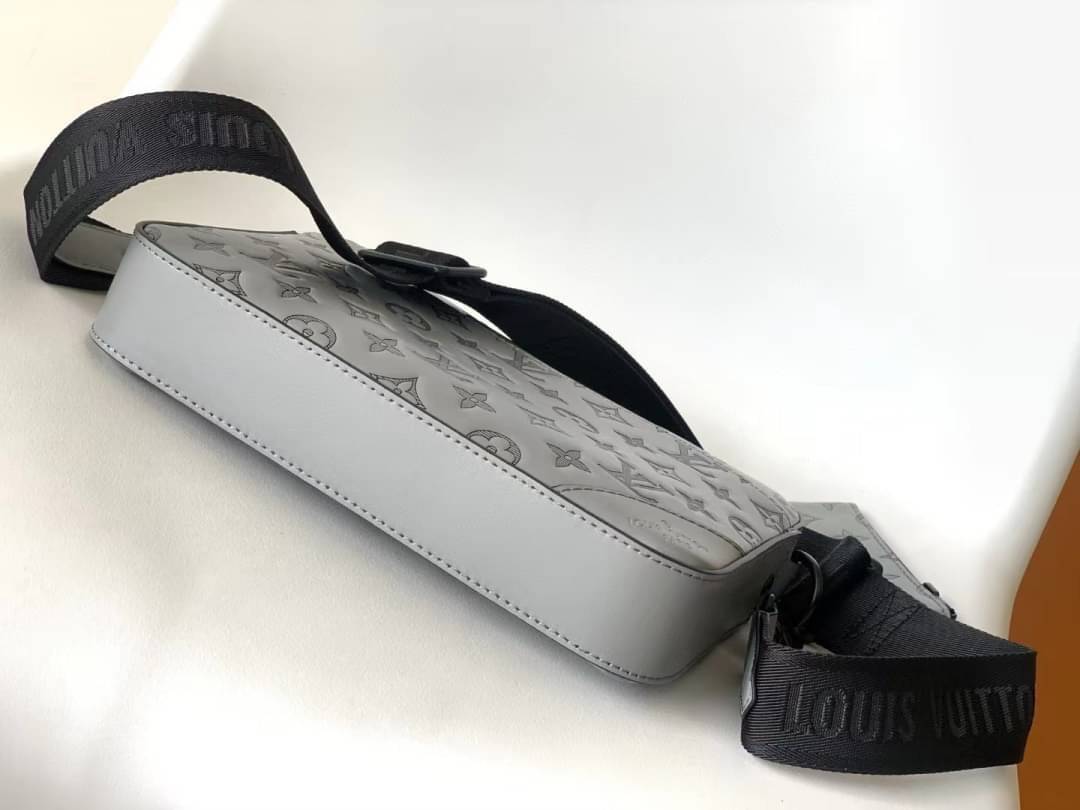 LV Duo messenger Gray Monogram Shadow เกรดใช้งานสลับใบจริงได้ เทพออริจินอล เนื้องานสวยงาม หนังแท้ ใช้ได้ทั้งชายหญิง ภาพสินค้าถ่ายจากงานขายจริงใช้งานต่างประเทศได้