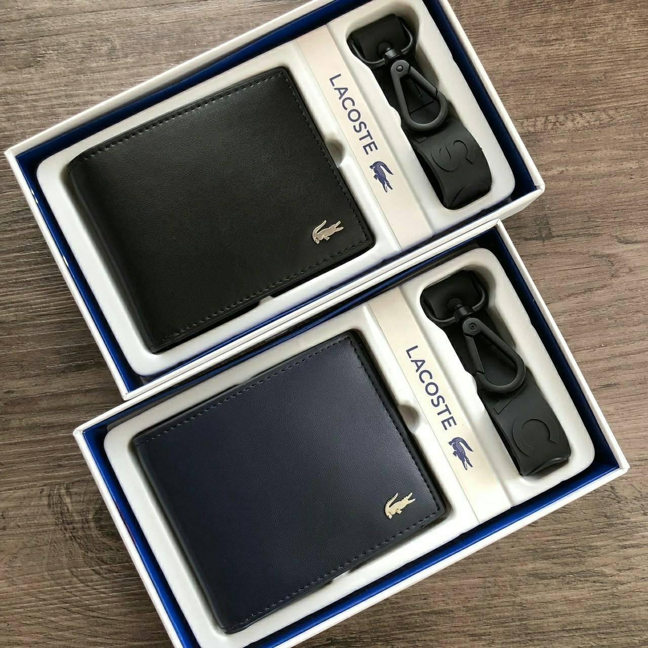 LACOSTE Short Wallet with Key Set กระเป๋าสตางค์ใบสั้น Set สุดคุ้มมอบให้เป็นของขวัญหรือใช้เองก็แนะนำค่ะ อุปกรณ์ : มาพร้อมพวงกุญแจ + ถุงกระดาษแบรนด์ + กล่องแบรนด์