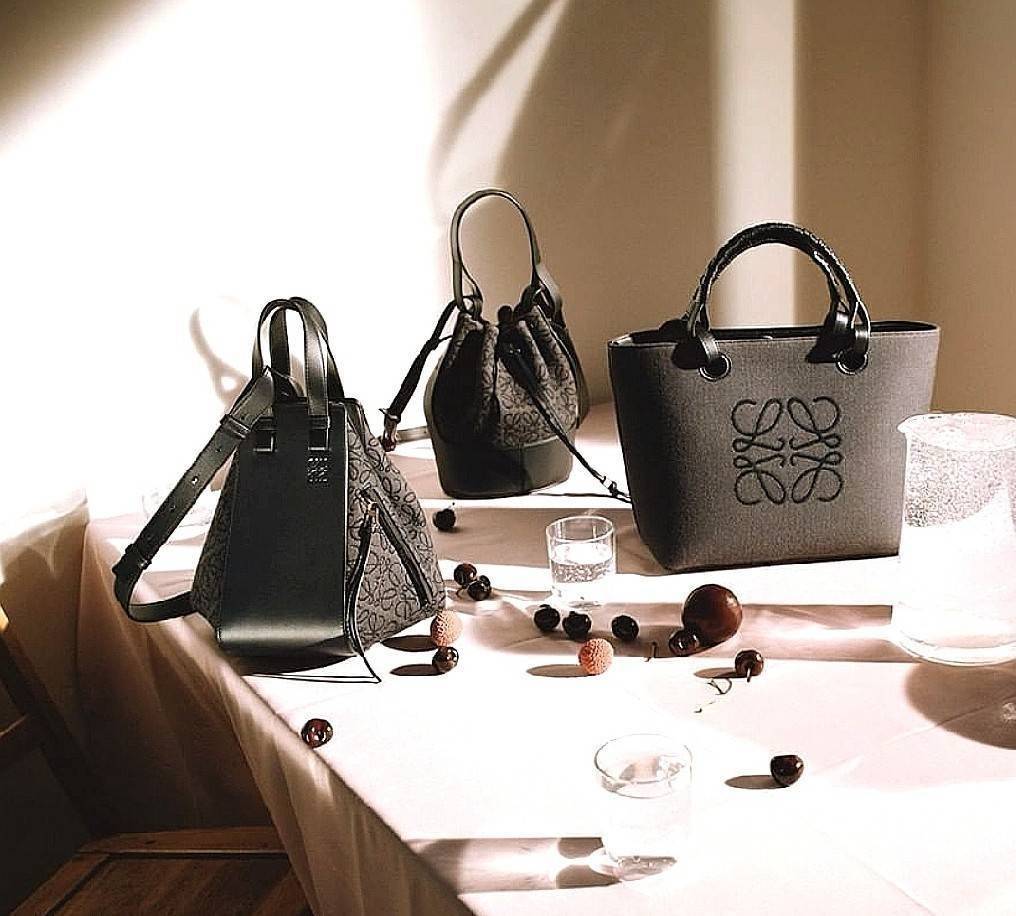 LOEWE ANAGRAM SHOULDER BAG รุ่นหายากสุดเลอค่าวัสดุ Anagram Canvas ตัดหนังแท้ Calfskin สุดคลาสสิค ขนาดกำลังดี น้ำหนักเบา ภายในโล่งกว้างและจุ ใส่กล้อง มือถือ ของใช้ได้เยอะ มาพร้อมหูสั้นหนังแท้หิ้วถนัดมือและสายหนังยาวสะพายไหล่หรือ Crossbody ก็ดูดี ตัวจริงสวย