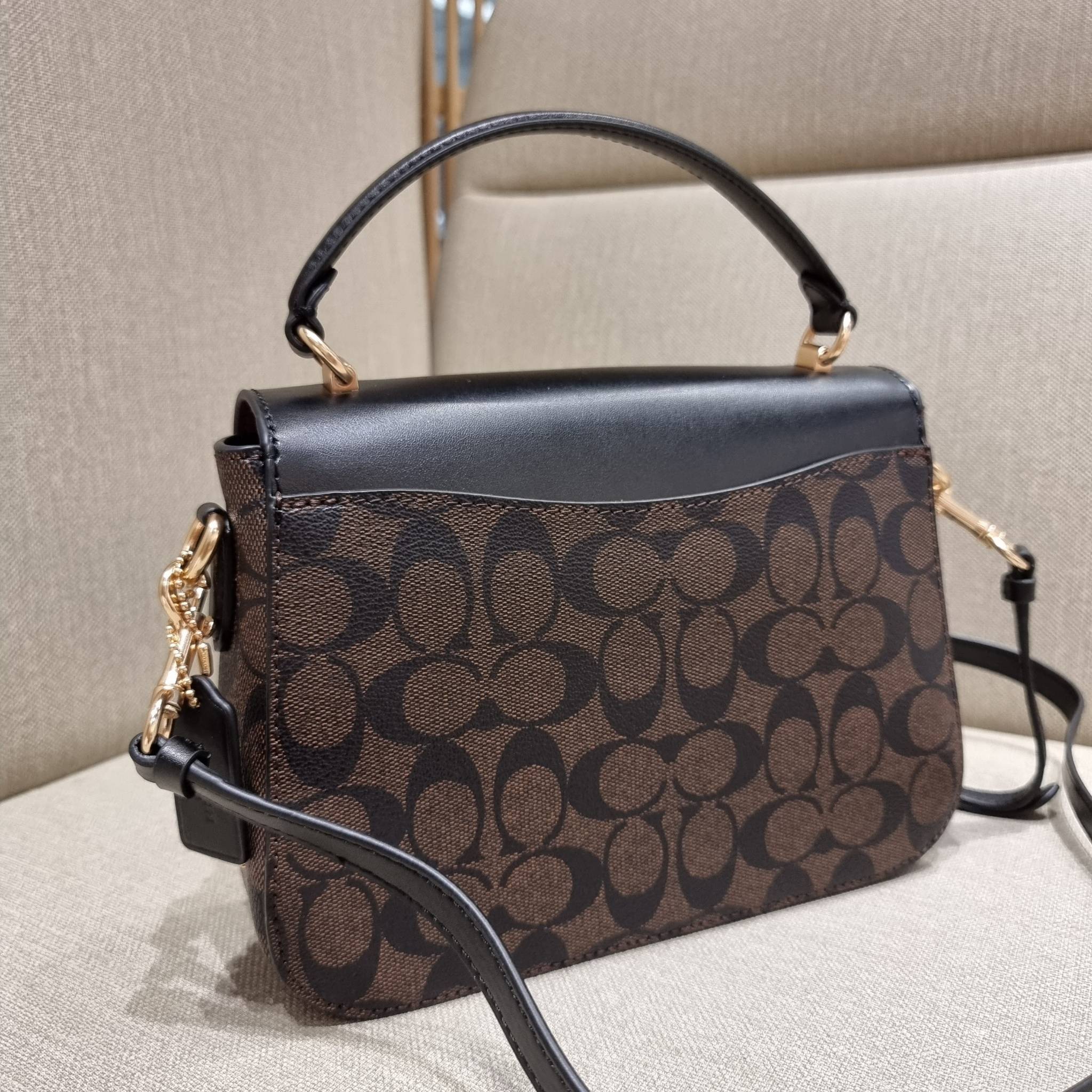 COACH C1765 MARLIE TOP HANDLE SATCHEL IN SIGNATURE CANVAS กระเป๋าถือ/สะพายข้าง มีดีไซน์ยูนีค โดดเด่น ตกแต่งโลโก้ด้านข้างอะไหล่ทอง สวยคลาสสิคด้วยวัสดุแคนวาสสลับหนังแท้ เปิด-ปิดด้วยตัวล็อคแน่นหนา ภายในเป็นช่องโล่ง ใส่ของได้ครบครัน มาพร้อมหูจับในตัวและสายสะพ