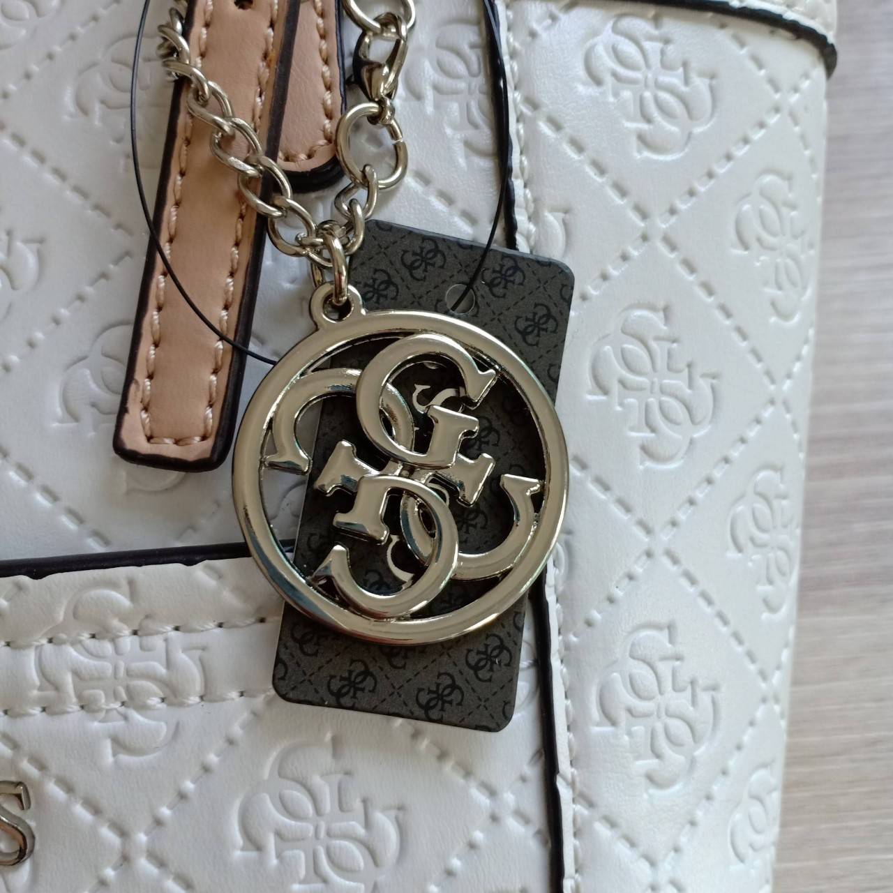 กระเป๋าหนังเรียบอยู่ทรง ปั้มลาย GG เก๋ตรงหูกระเป๋าเป็นสีทูโทน ตัดกับ สีกระเป๋า ด้านหน้าประดับด้วยป้ายโลหะ โลโก้แบรนด์ เปิดปิดด้วยซิปบน ภายในมีช่องซิป และช่องเล็กอีก 3 ช่อง สายยาวปรับระดับได้ ถอดออกได้ หูหิ้วปรับระดับได้ค่ะ