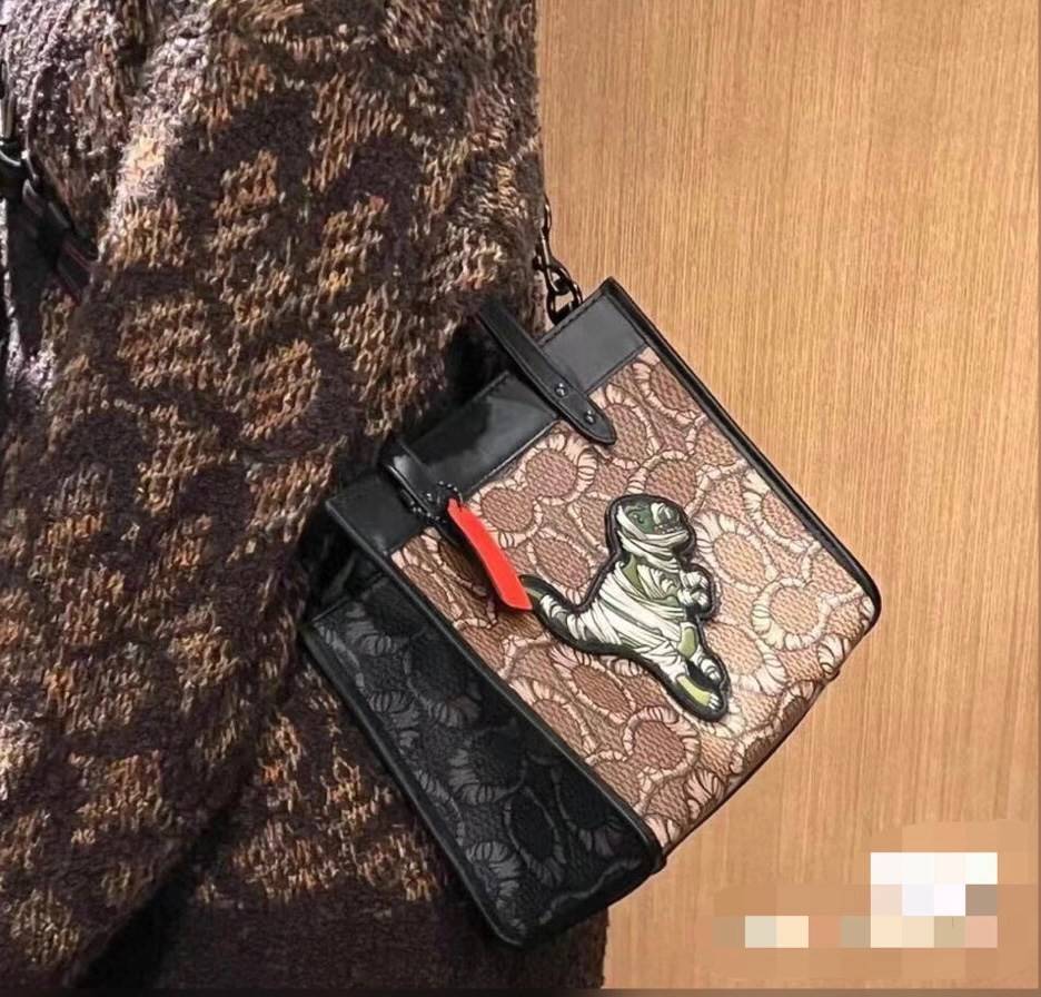 มาสคอตที่รัก 💋 ยังไม่เข้าช๊อปไทย สวยก่อนใครไปเลยจร้าา COACH X MICHAEL B. JORDAN FIELD TOTE 22 IN MUMMIFIED SIGNATURE CANVAS WITH REXY ((C6971)) พร้อมส่งที่ไทยทันทีค่ะ! MICHAEL B.JORDAN ร่มมือกับCoach ออกแบบกระเป๋าทรงTote กนังแท้นิ่มมือ ใหม่ลาสุดมา