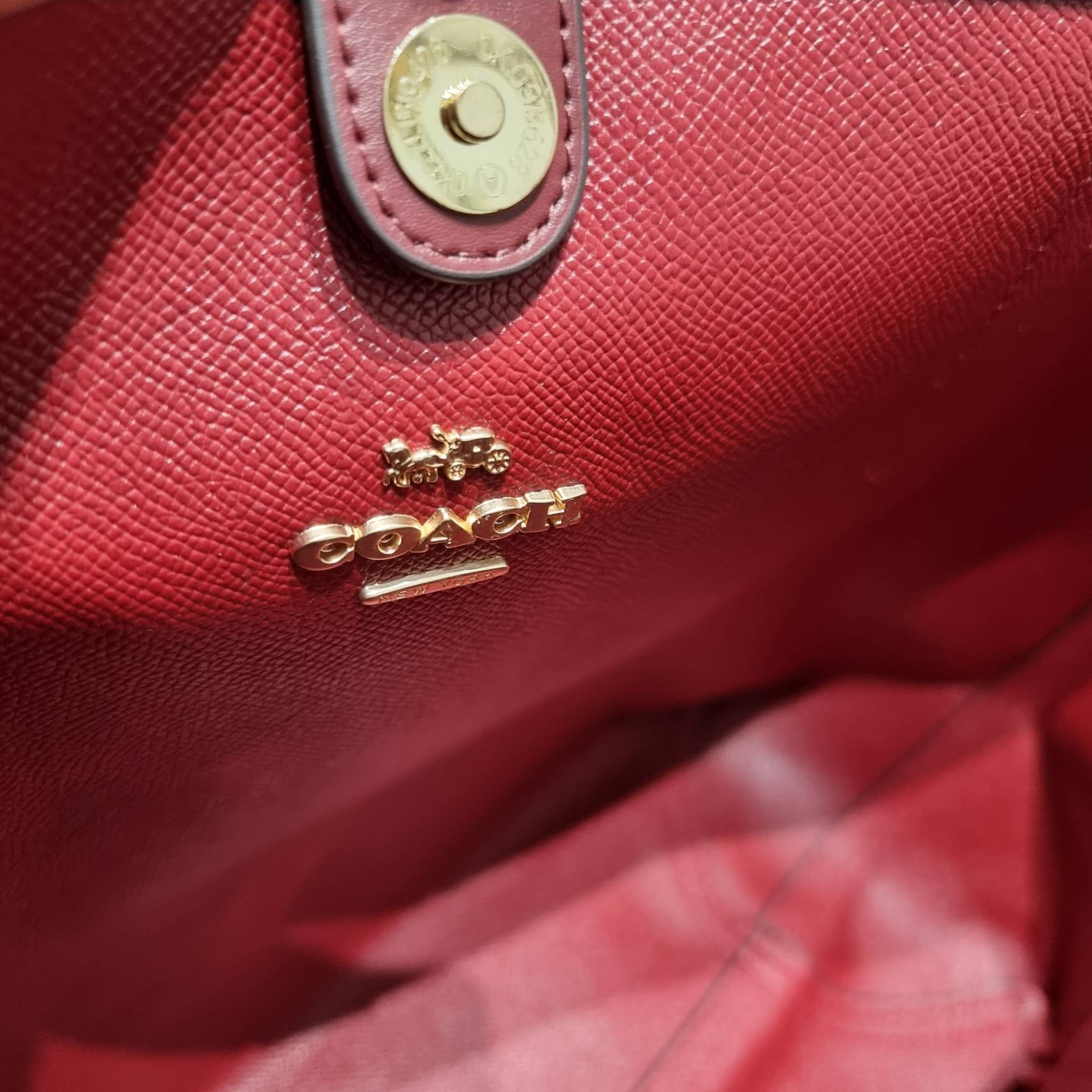 Coach X Peanuts City Tote In Signature Canvas With Snoopy Woodstock Print CF166 คอลเลคชั่นใหม่ น่ารักเกินต้าน กับกระเป๋าทรงโท้ทไซส์ใหญ่ ดีไซน์ลวดลายการ์ตูนยอดฮิต ที่ใครๆก็ต้องรู้จัก พิมพ์คมชัดลงบนหนังแคนวาส รูปทรงสวย ปากกระเป๋ามีกระดุมแม่เหล็กปิดกันของหล่