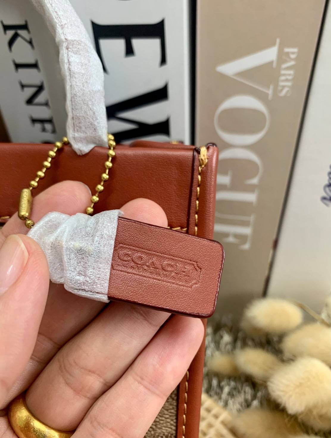 COACH MINI CASHIN TOTE ((C4828)) 💥พร้อมส่งที่ไทยรุ่นใหม่ล่าสุดค่ะ! กระเป๋าขนาดมินิ หนังแท้ หนังนิ่มสวย น่าใช้มากๆค่ะ ปากกระเป๋าแบบแม่เหล็ก ภายในสามารถใส่กระเป๋าเงินใบกลางได้;มือถือแบบตั้งได้ทุกรุ่น;ของจำเป็นจุกจิกสาวๆได้หลายอย่างนะคะ;พร้อมช่องเสีย