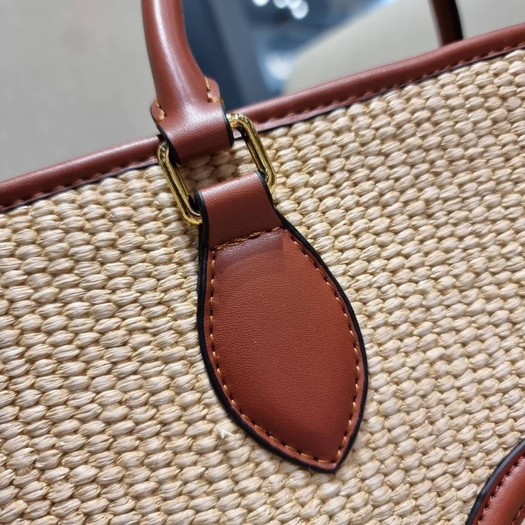 VIP 🥂 LV RAFFIA TOTE BAG ไอเท็มเอ็กซ์คลูซีพใหม่ล่าสุดก่อนใคร กระเป๋าสะพายใบใหญ่รุ่นลิมิเต็ด หายาก ด้วยวัสดุสังเคราห์จากธรรมชาติ สานเต็มใบออกมาเป็นลวดลายสวยงาม และยังโดดเด่นด้วยโลโก้ สีโทนอุ่น ทำให้ไอเท็มนี้ ดูดีน่าค้นหา ด้วยทรงโท้ทที่ทำให้สามารถจั