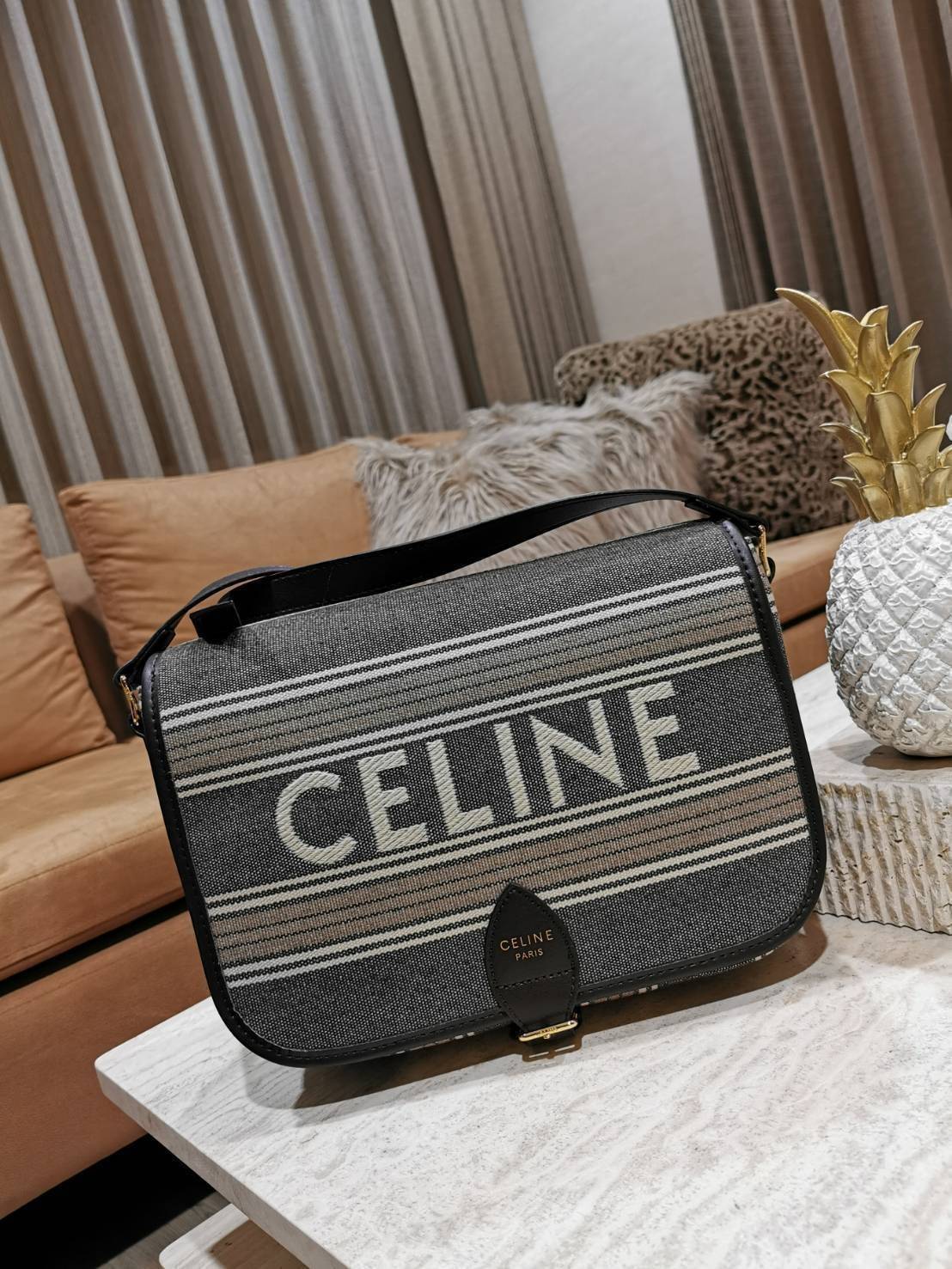 CELINE MESSENGER BAG VIP GIFT WITH PURCHASE (GWP) พรีเมี่ยมกิ๊ฟรุ่น Limited จาก CELINE HAUTE PARFUME DUTYFREE COUNTER วัสดุ CANVAS TEXTILE ลายทางสีคลาสสิคดีไซน์ Unisex ใช้ได้ทั้งชายและหญิง เปิดปิดด้วยฝาปิด Belt และแถบแม่เหล็กด้านใน ขนาดกำลังดี น้ำหนักเบา 