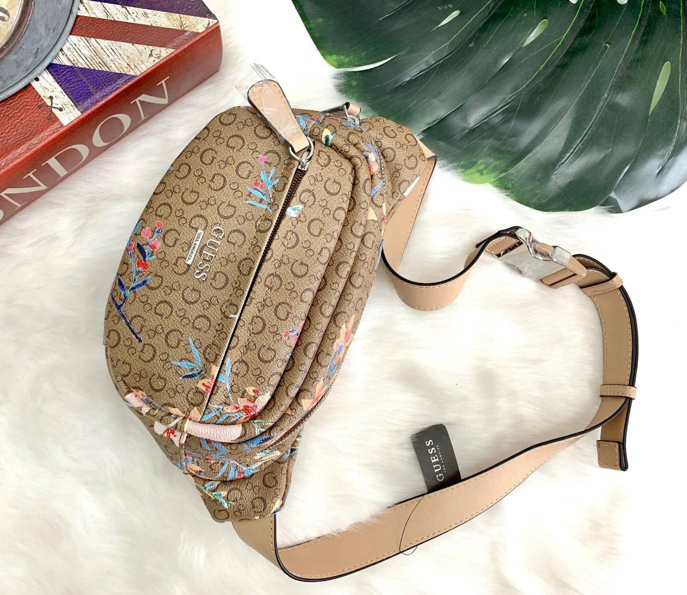 GUESS G LOGO FANNY PACK BELT BAG พร้อมส่ง รุ่นแนะนำเลยค๊าา❤️ กระเป๋าคาดเอว//คาดอก ได้ วัสดุ pvc อย่างดี หนังนิ่มดีมากค่ะ ตัวกระเป๋าออกแบบลาย G ทั้งใบ ผสมลาย multi floral เข้ามาได้สวยงามน่าใช้มากๆค่ะ ด้านหน้ามีโลโก้แบรนด์ และช่องซิปเล็กสำหรับใส่ของจ