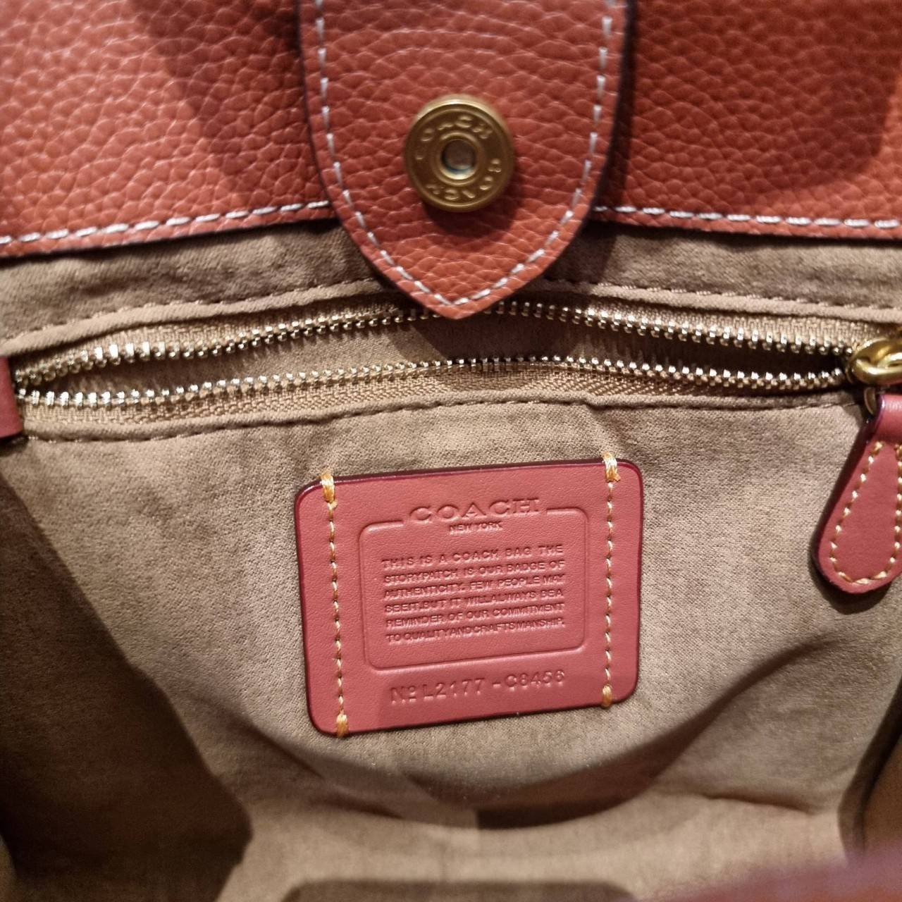 COACH C8456 FIELD TOTE 22 WITH HORSE AND CARRIAGE PRINT AND CARRIAGE BADGE คอลเลคชั่นสุดคลาสสิค ต้อนรับซัมเมอร์ ทั้งสดใสและร้อนแรง สวยหรูดูแพงในไอเท็มเดียว กระเป๋าทรงโท้ท ไซส์กำลังสวย น่ารักน่าใช้ ฟังก์ชั่นการใช้งานสะดวกที่สุด มีทั้งสายคล้องแขนในตัว และสา