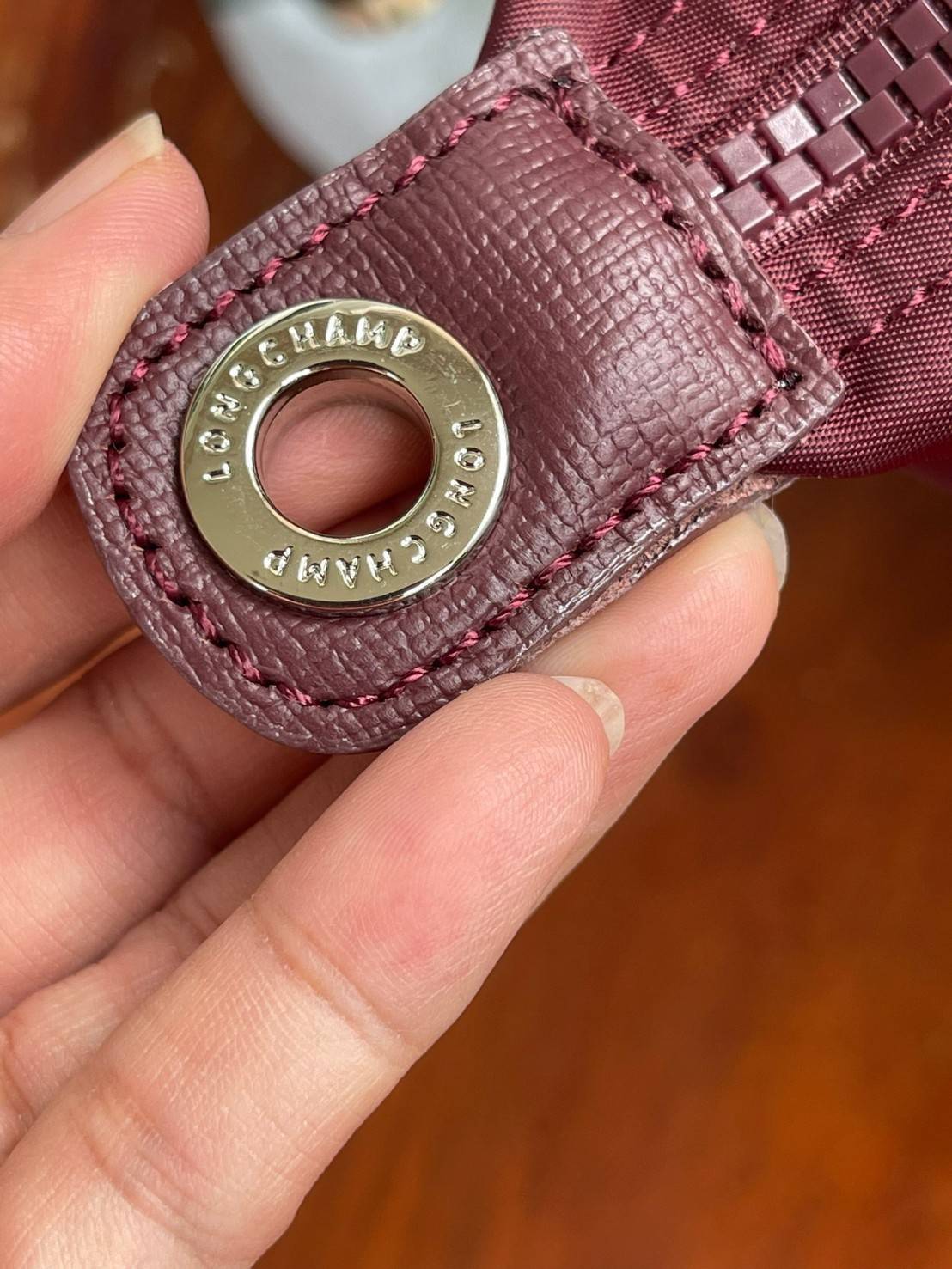 Longchamp LE PLIAGE NÉO TOP HANDLE BAG อีกหนึ่งรุ่นยอดนิยม ที่สาวๆ ต้องมีไว้เก็บไว้สักใบ กระเป๋าโท้ทใบนี้ มาพร้อมกับสีที่มีสไตล์เรียบง่าย มีสายสะพายยาวปรับสั้นยาวได้ช่วยให้คุณสามารถสะพายไหล่ได้อย่างสบาย ในตัวสายปักโลโก้อันเป็นสัญลักษณ์ ในขณะที่ที่ปิดแบบซิ