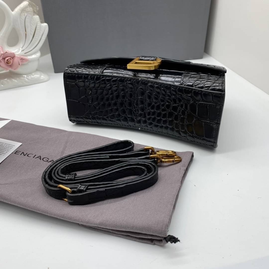 หนังแท้ BALENCIAGA HOURGLASS TOP HANDLE XS Shiny crocodile embossed calfskin การสร้างสรรค์ที่มีเอกลักษณ์เฉพาะตัว หรูหรา โทนสีโดดเด่น วัสดุหนังแท้ลายจระเข้ ภายในโล่งกว้างหนังแนปป้าอย่างดี เกรดออริจินอล ตอบโจทย์ได้ทุกลุค ทุกไลฟ์สไตล์ ภาพสินค้าถ่ายจากงานขายจ