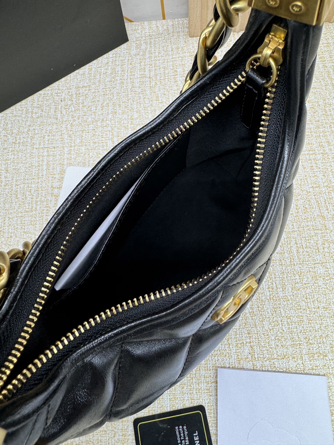 CHANEL SMALL HOBO BAG Shiny Leather & Gold-Tone Metal 20cm กระเป๋าทรงโฮโบ ดีไซส์สวยเรียบหรู เกรดออริ สลับแท้ 1:1 ใช้งานต่างประเทศได้