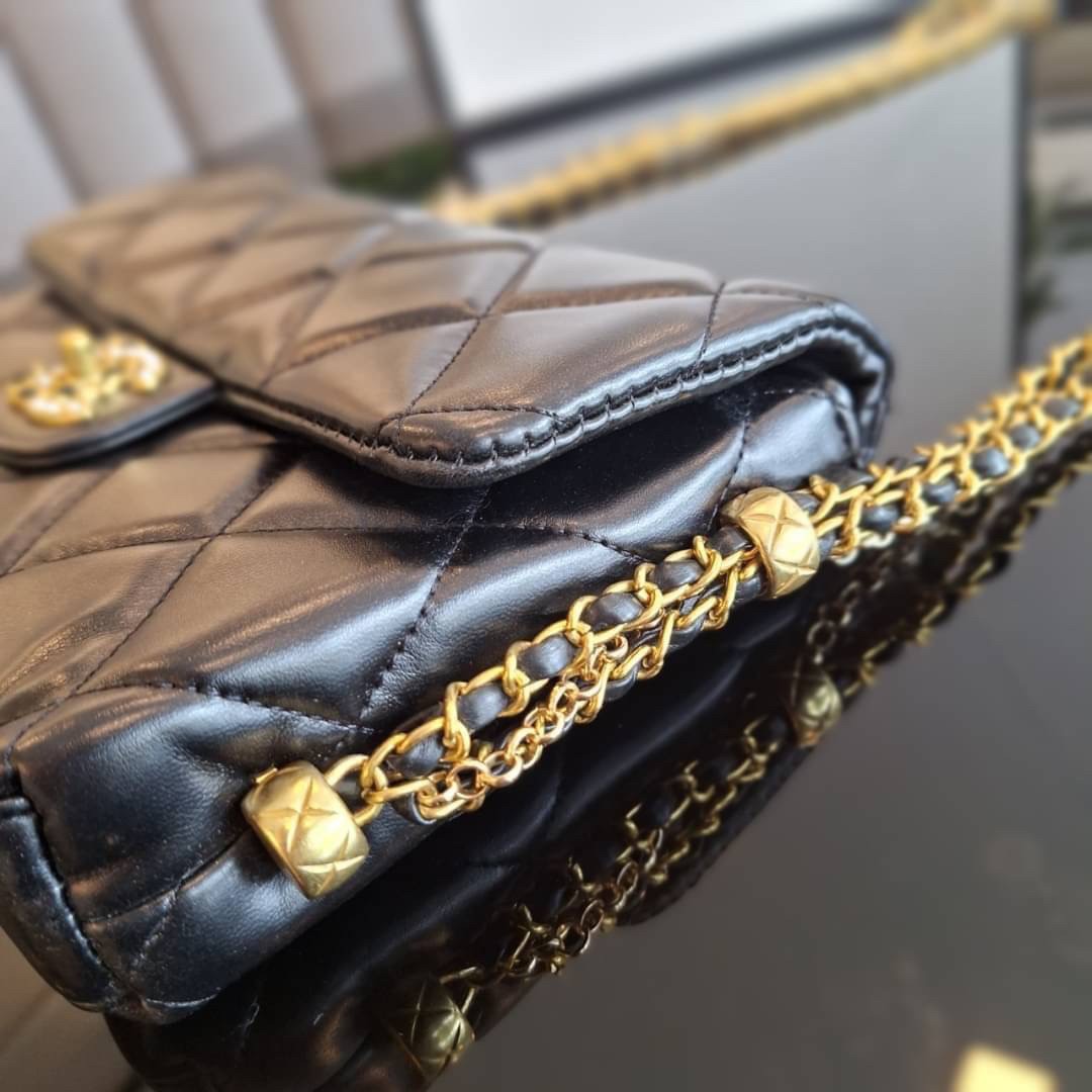 CHANEL flap bag with chain / CHANEL VIP CROSSBODY BAG กระเป๋าทรงสะพายข้าง หนังพียูพรีเมี่ยมหนังนิ่ม อะไหล่ทองวินเทจทั้งใบ