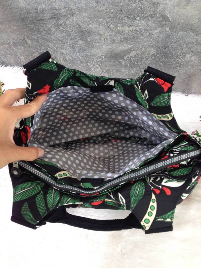 Kipling รุ่น Cicele กระเป๋าสะพายไหล่ใบใหญ่ สวยน่ารัก ตัวกระเป๋าด้านในเป็นช่องโล่งแบบปิดเปิดด้วยซิป มีช่องซิปด้านใน ด้านข้างกระเป๋า มี 2 ช่อง ปิดเปิด ด้วยเทป พร้อมที่ใส่โทรศัพท์ ปากกา และ MP 3 ในส่วนด้านใน และ ด้านข้างกระเป๋า ซ้าย-ขวา เป็นช่องขนาดเล็กสำหรั