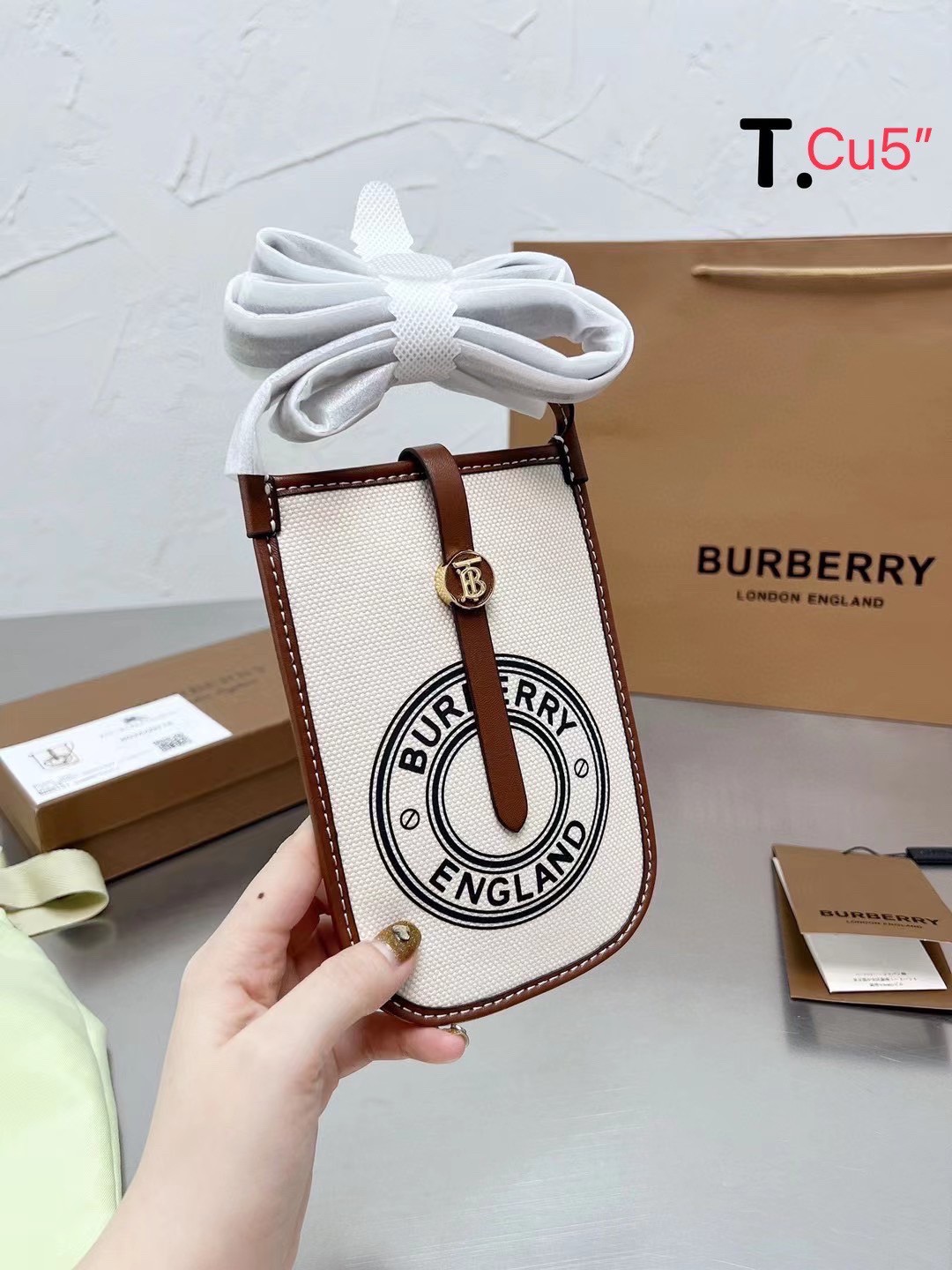 Burberry Phone Case Anne Logo Graphic Print / BURBERRY FRAGRANCES CROSSBODY BAG กระเป๋าใส่โทรศัพท์ ใช้ได้ทั้งชายหญิง งานผ้าแคนวาสอย่างดีตัดขอบหนัง มีช่องใส่บัตรด้านหลัง น่ารักตะมุตะมิ ใส่บัตรใส่ของจุกจิกใส่โทรศัพท์ได้ น่ารักไปอีกจ้า