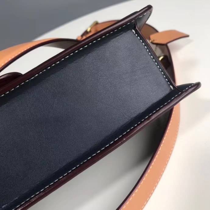 COACH Tabby Shoulder Bag 26 In Signature Chambray กระเป๋าหิ้วได้//คล้องไหล่ได้//สะพายข้างได้ วัสดุผ้าแคนวาสทอลายอย่างดี+หนังแท้ค่ะ เปิดปิดกระเป๋าแบบกระดุมแม่เหล็ก มีอะไหล่แบรนด์ตัวใหญ่ด้านหน้าหรูหราเลยทีเดียว ภายในกระเป๋ามีช่องหลักใส่ของ2ช่อง สามารถใส่กระ