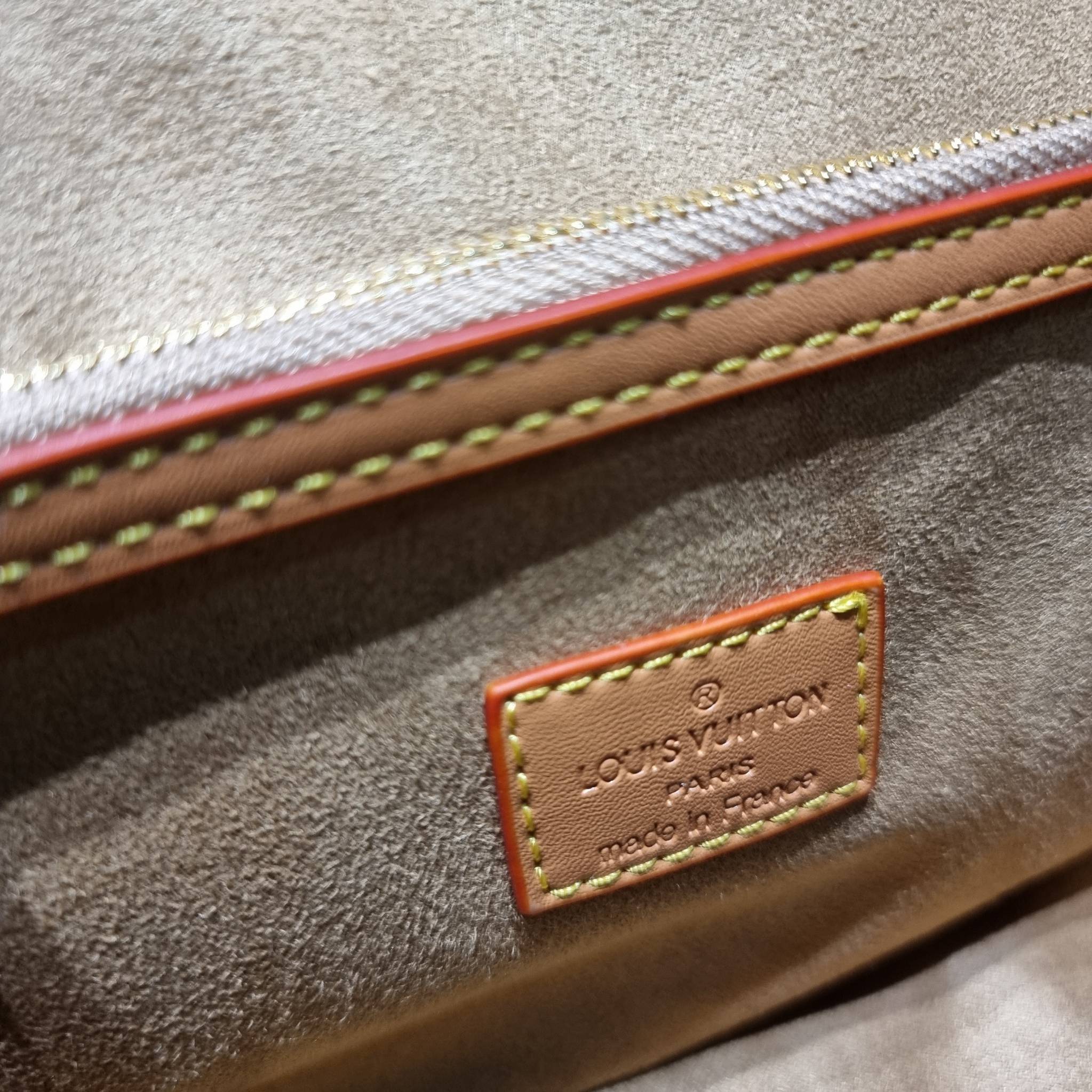 LV DIANE FLEECE BAG ใหม่กับรุ่นที่ทำมาจำนวนจำกัด ดีไซน์ต้อนรับอากาศเย็นๆช่วงส่งท้ายปี กับกระเป๋าสะพายทรงสวย ดีไซน์คลาสสิคซ่อนความหรู ด้วยการตกแต่งขนฟูนุ่ม วัสดุหนังแคนวาสตัดสลับหนังแท้ เปิด-ปิดกระเป๋าด้วยกระดุมแม่เหล็ก ภายในเป็นช่องโล่ง ใส่ของสำคัญได้ครบ