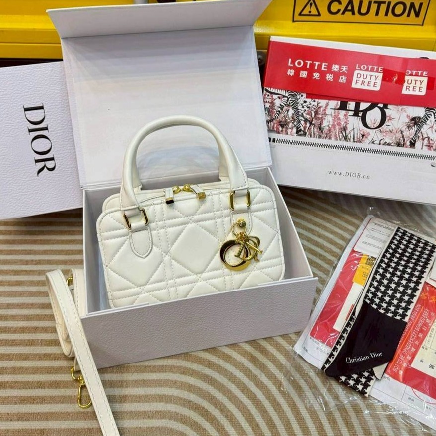 My Dior Mini 30 Montaigne tote bag ใหม่ล่าสุด กับกระเป๋าสะพายโฮโบมินิทรงโท้ท ที่ไม่ได้เล็กอย่างที่คิด เพราะใบนี้สามารถใส่ของสำคัญได้ครบ ดีไซน์สวยคลาสสิค