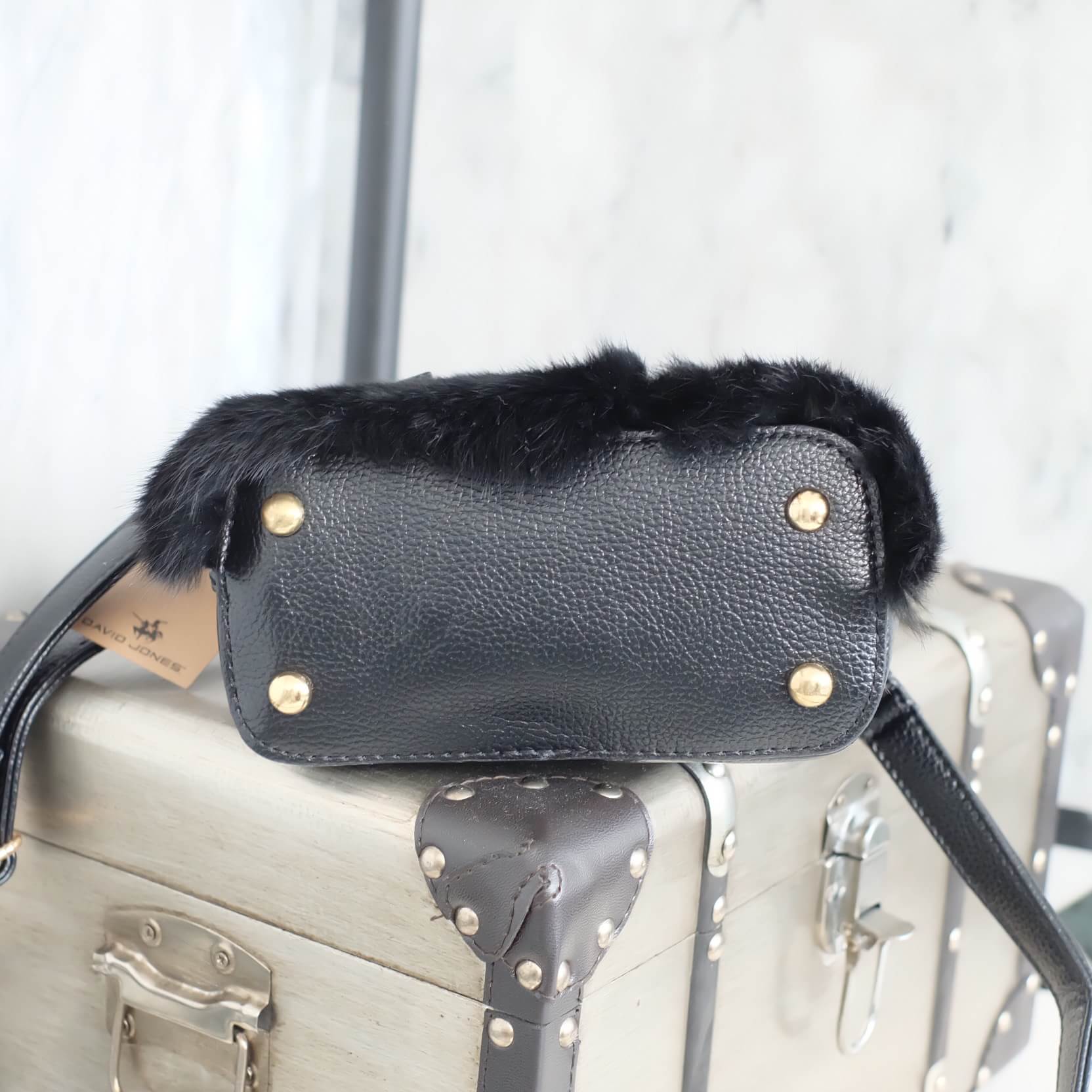 รุ่นมาใหม่ จากแบรนด์ David jones 👑กระเป๋าขน Fur นิ่ม สวย หรู เวอร์วัง อีกแล้วค่า กระเป๋า ถือ//สะพายข้าง หนังสวยๆ ขน FUR ฟรุ้งฟริ้ง น่ารักมาก ตัวกระเป๋าเป็นหนังหนัง ด้านหน้าติดด้วยขน fure อย่างดี เนื้อนิ่มหนา อยู่ทรง มีซิปปิดปากกระเป๋าอย่างดีใบนี้บ