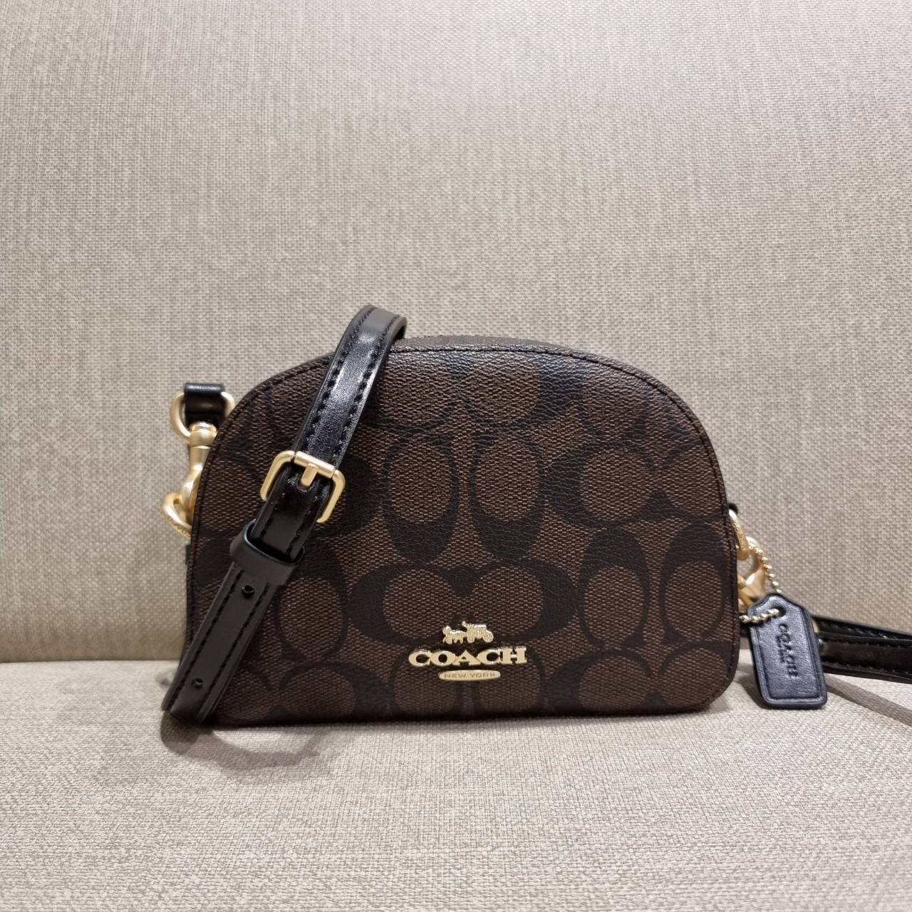 COACH 2628 MINI SERENA CROSSBODY IN SIGNATURE CANVAS ใหม่ที่สุด!! พร้อมส่งทุกสีเด็ด!! ย่อส่วนกระเป๋าสะพายคอลเลคชั่นยอดฮิต มินิเซเรนา ที่รับรองว่าน้องน่ารักม้ากกก!! ขนาดเล็กกุ๊งกิ๊ง แต่ดีเทลยิ่งใหญ่ วัสดุหนังแคนวาสเคลือบลาย เปิด-ปิดด้วยซิป สะดวกใช้ ภายในเป