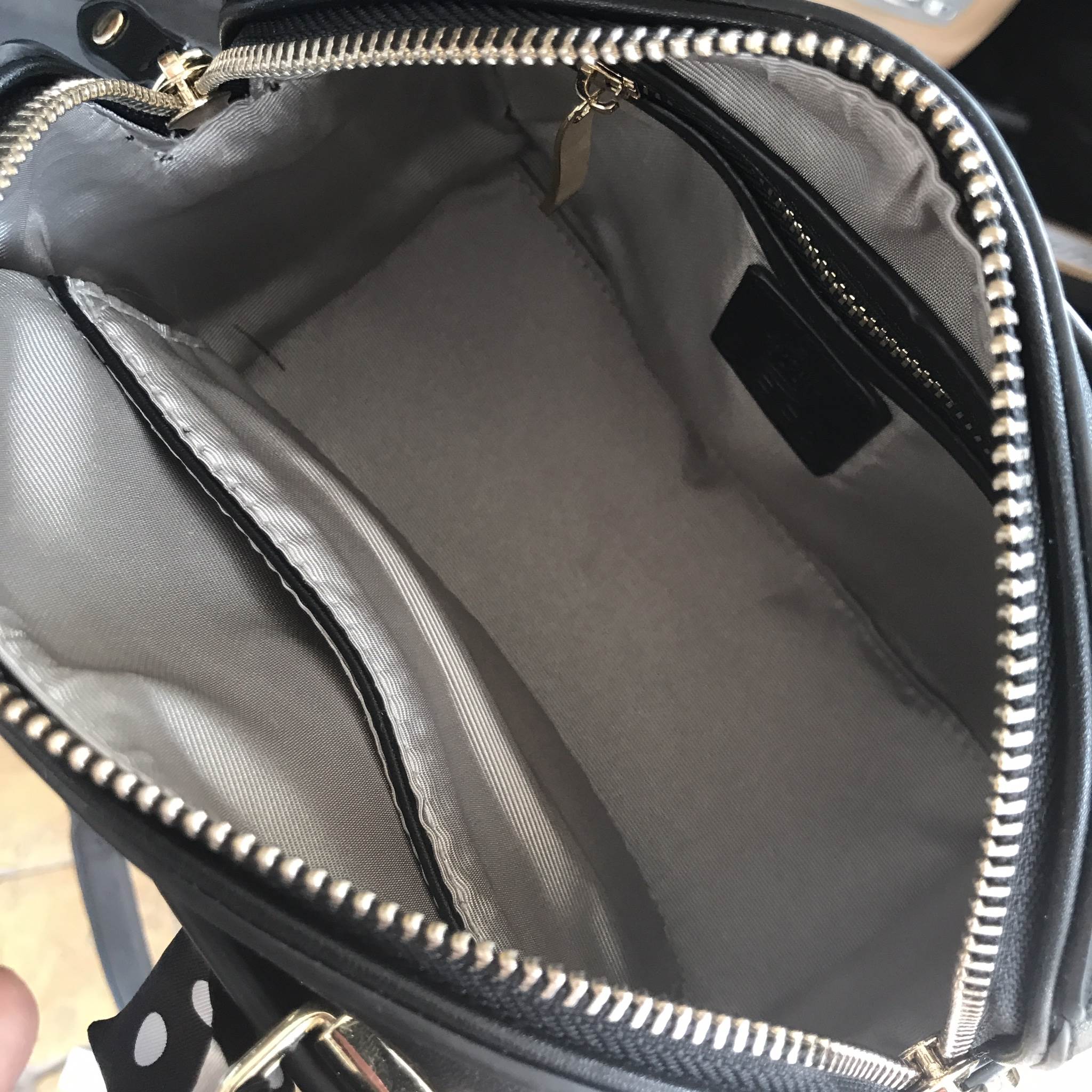 New in KEEP ' Molly ' classic black size 8" จัด set กับ ผ้าลาย Polka dot รุ่น Limited คิวตี้ สุดๆ ขนาดกะลังดี หนัง Matte black ลายเรียบ ตัดกับอะไหล่ทอง แต่งชุดไหนก้อ แมทช์แน่นอนค่า ด้านหน้าด้านหลังมีช่องแบ่งเก็บของได้ 2 ช่อง ปากกระเป๋ามีซิป