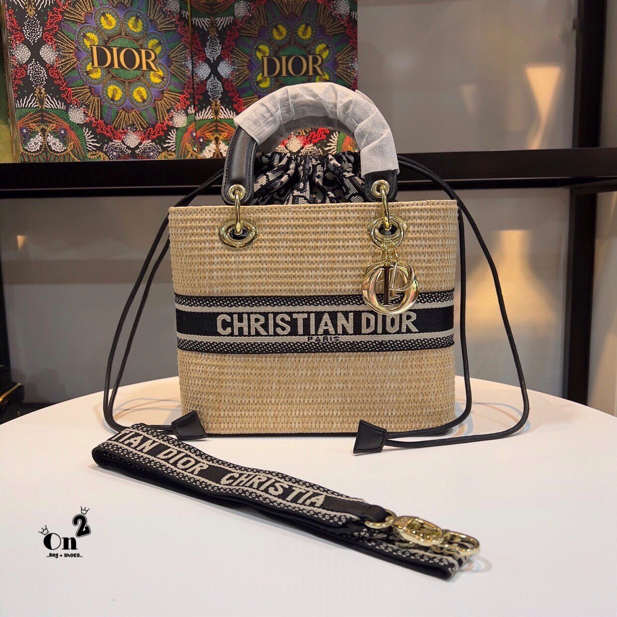 Lady Dior limited edition Bag DIOR WOMEN MEDIUM LADY D-LITE BAG กระเป๋า Lady D-Lite ผสมผสานความสง่างามและคลาสสิก