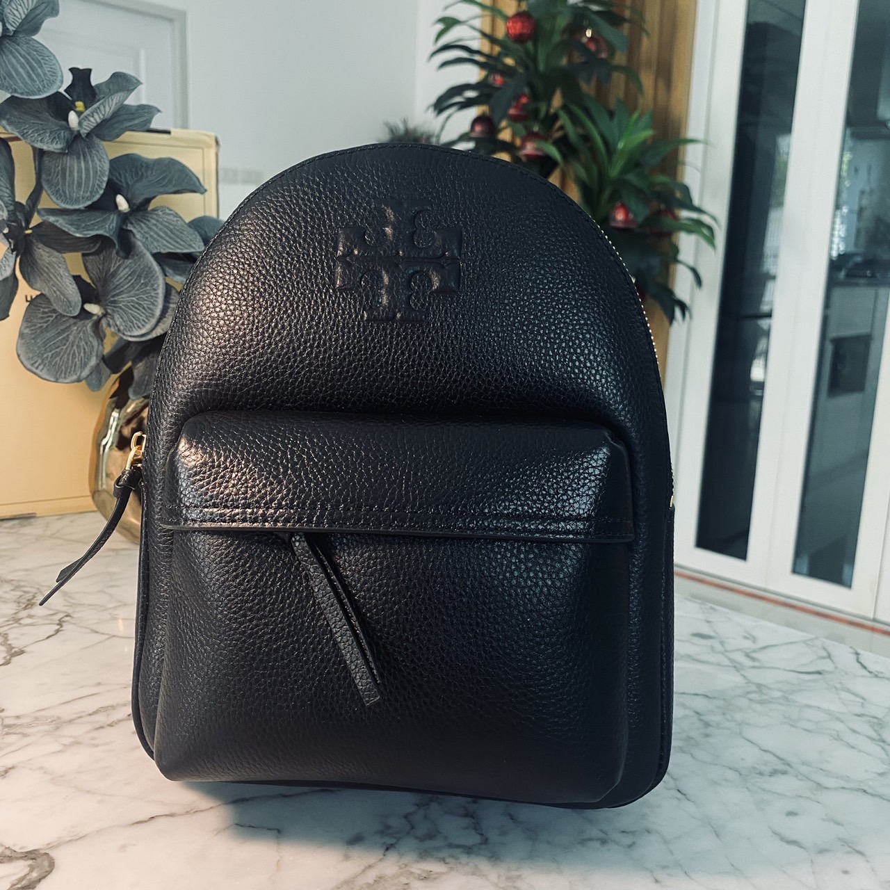 ory Burch Thea Mini Backpack คอลเลคชั่นใหม่ กระเป๋าเป้ไซส์มินิน่ารัก งานหนังเต็มใบสีดำสุดคลาสสิก ไอเท็มเด็ดที่ใครๆก็ต่างรอคอย!! ภายในเป็นช่องโล่ง ใส่ของสำคัญได้สบายๆ สายสะพายสามารถปรับได้ ใบนี้คุ้มค่าราคามากๆ