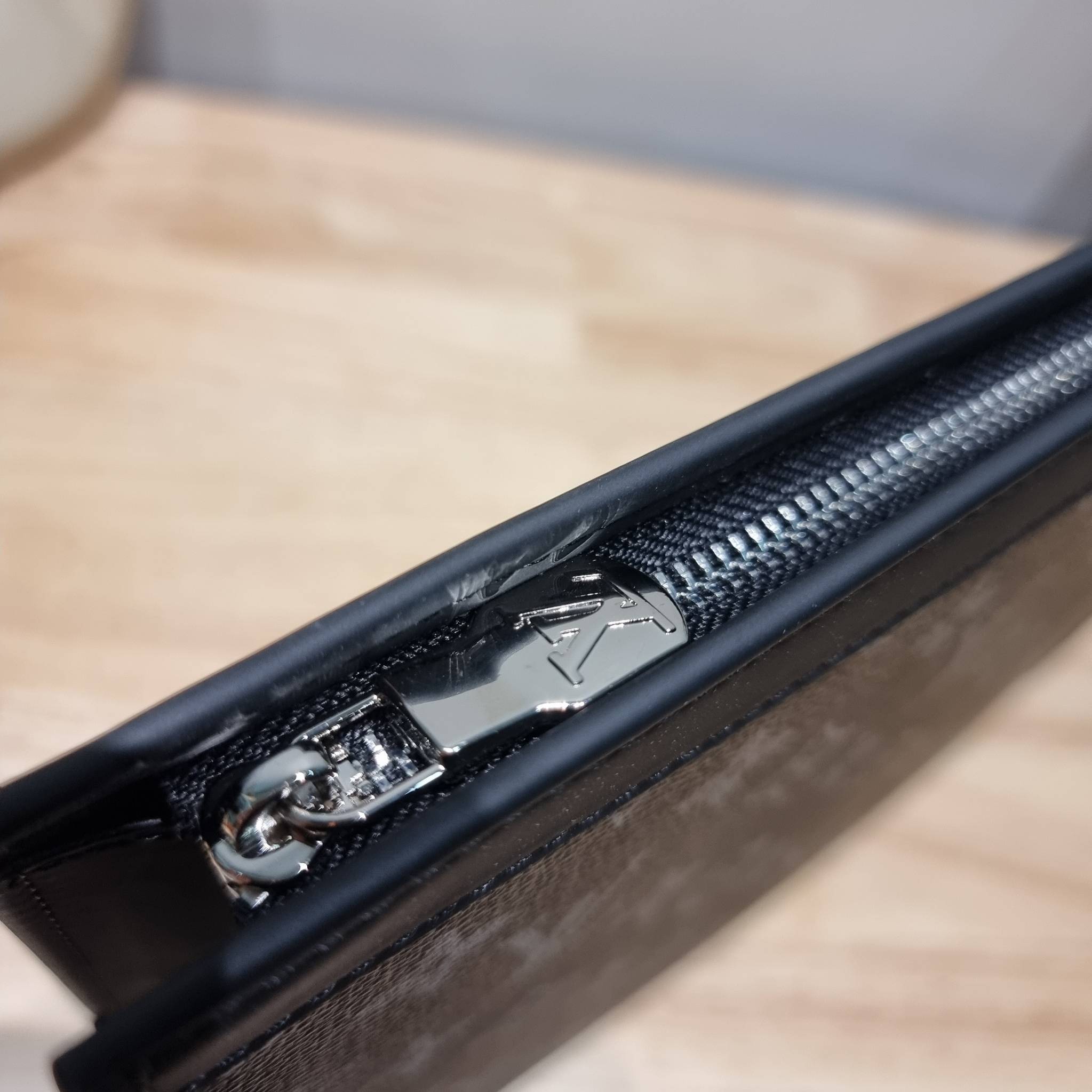 LV POCHETTE VOYAGE SET BAG / LV gift box สุดยอดไอเท็มใน box set ที่เหมาะแก่การเก็บสะสม หรือจะส่งให้เป็นของขวัญในช่วงปีใหม่ก็ดีงามที่สุด จัดให้ทั้งกระเป๋าคลัทช์สีคลาสสิค กระเป๋าเก็บกุญแจ ที่จัดสรรให้พกพาได้ง่ายไม่เกะกะ และเข็มขัดเข้าเซ็ทคุมโทนได้ดีเยี่ยม แ