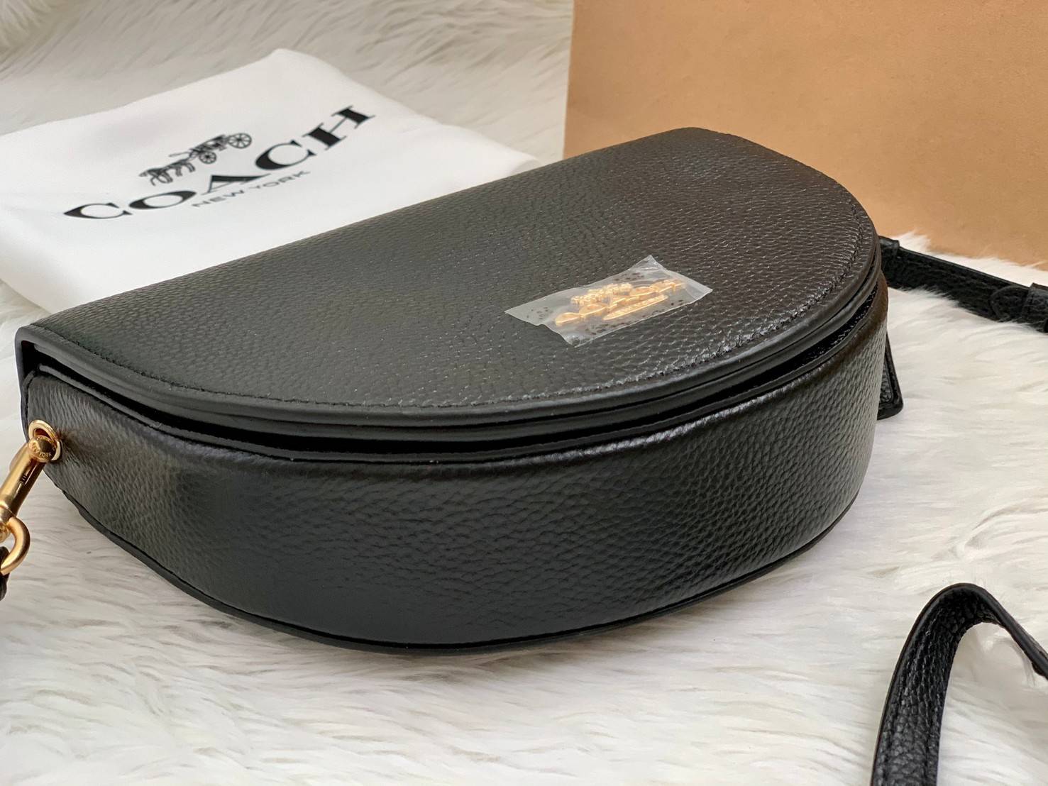 พร้อมส่งที่ไทยครบทั้ง6สีค่ะ 😘 Coach Ellen Crossbody In Signature ((C1432)) กระเป๋าทรงฮาฟมูนรูปทรงคลาสสิก ออกแบบให้มีลักษณะโค้งมน ไม่ดูเป็นทรงแข็งจนเกินไป ดีไซน์และสีของกระเป๋ายังเรียบง่าย เข้าได้กับทุกชุด สะพายครอสบอดี้ร์//สะพายข้าง หรือถือแบบคลัท