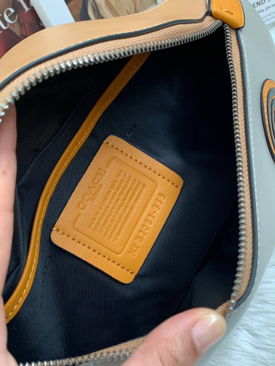 OUTTLET 】Rivington Belt Bag In Colorblock With Coach Patch (F959) Silver รุ่นที่ถามกันมาเยอะเลยคะ! สวยงามใช้ได้ทั้งชาย//หญิงเลยจร้า 🌈 Coach Belt Bag ใบใหญ่คะ! กระเป๋าคาดอกด้านหน้า//คาดไปทางด้านหลัง//หรือคาดเอวได้ ตามแต่ความถนัดได้เลยนะคะ หนังแท้ น