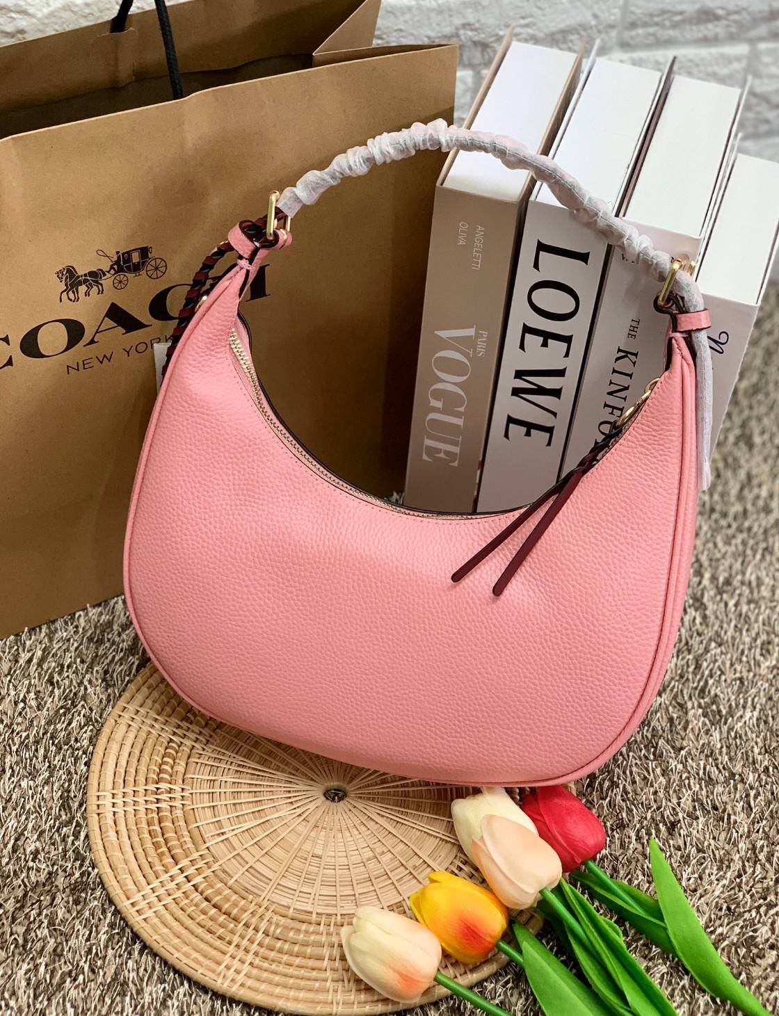 COACH BAILEY HOBO WITH WHIPSTITCH ((C4108//C1322)) พร้อมส่งที่ไทย!! สวยจริงไม่จกตาแน่นอนค่าา กระเป๋าทรงโค้ง ใช้แบบหิ้วหรือคล้องไหล่ก็ดูดี ใช้วัสดุหนังแท้ชั้นดี หนังสวยมากๆค่ะ ด้านหน้าใช้อะไหล่แบรนด์ตัวใหญ่ หรู ดูสะดุดตามีเดียว