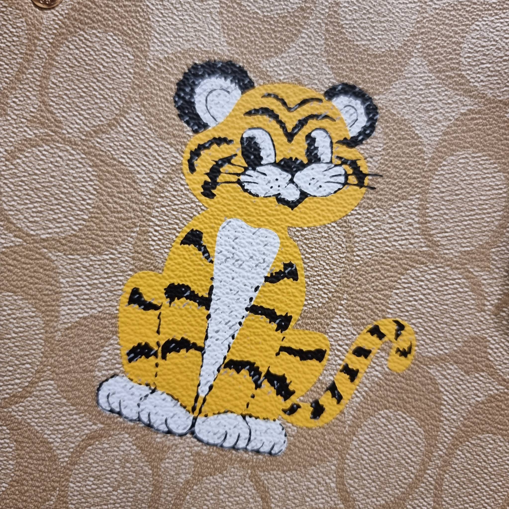 COACH C7001 DEMPSEY TOTE 22 IN SIGNATURE CANVAS WITH TIGER 🐯🐯 คอลเลคชั่นฉลองปีเสือต้องมาจ้า กับรุ่นคลาสสิค กระเป๋าทรงโท้ท ขนาดน่ารักน่าใช้มากๆ ดีไซน์น้องเสือจิ้มลิ้มดึงดูดสายตามากๆ ฟังก์ชั่นการใช้งานสะดวก มีทั้งสายคล้องในตัว และสายครอสบอดี