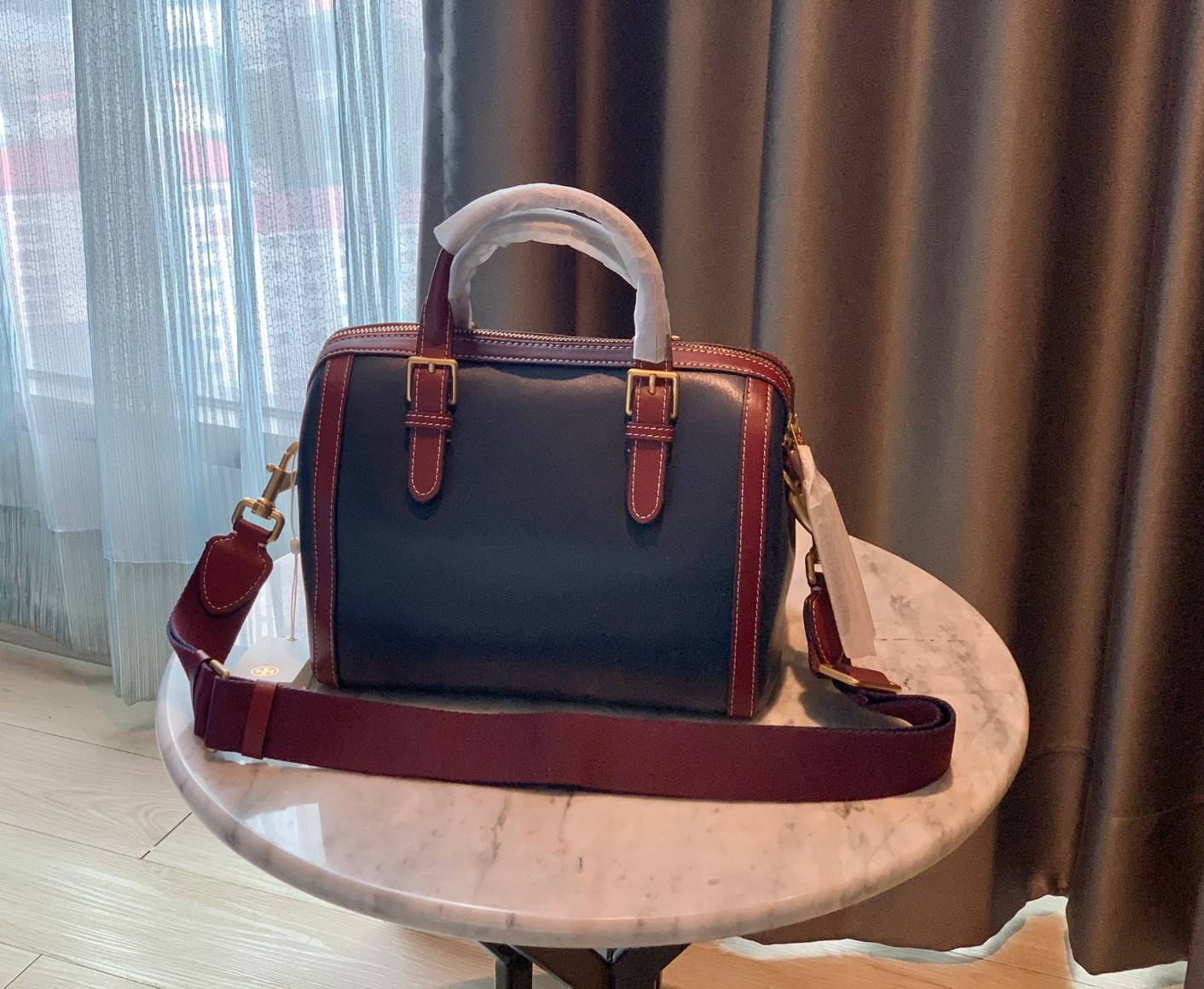 TORY BURCH T Monogram Color-block Barrel Duffle พร้อมส่งที่ไทย สวยก่อนใคร ใบใหญ่ ใส่จุไปเลยจ้าา😘 ✔️กระเป๋าทรงหมอน วัสดุหนังแท้ชั้นดีที่สุด หนังเรียบนิ่มสวย ✔️เปิดปิดกระเป๋าด้วยซิปคู่แบบมีหนังห้อย ภายในกว้างมากสำหรับไซด์นี้ หายห่วงไปเ